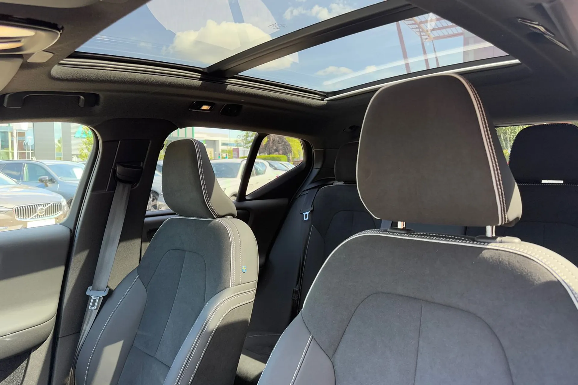 Volvo EX40 thumbnail image number 28