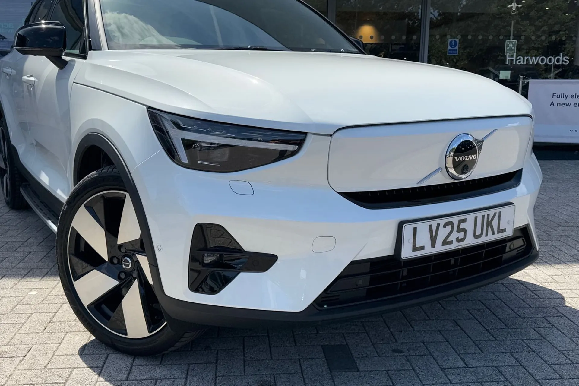 Volvo EX40 thumbnail image number 6