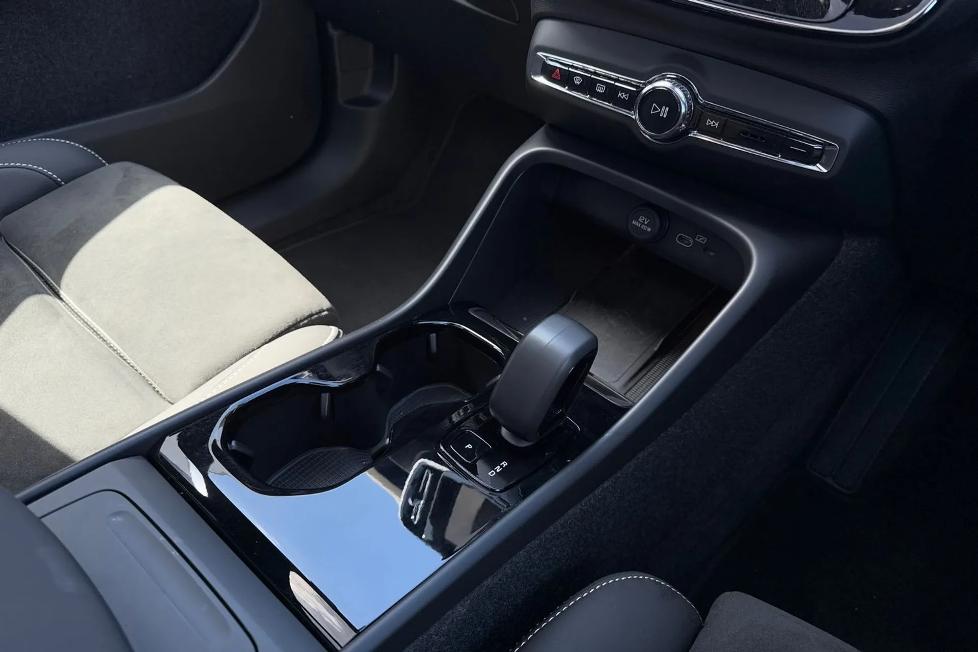 Volvo EX40 thumbnail image number 43