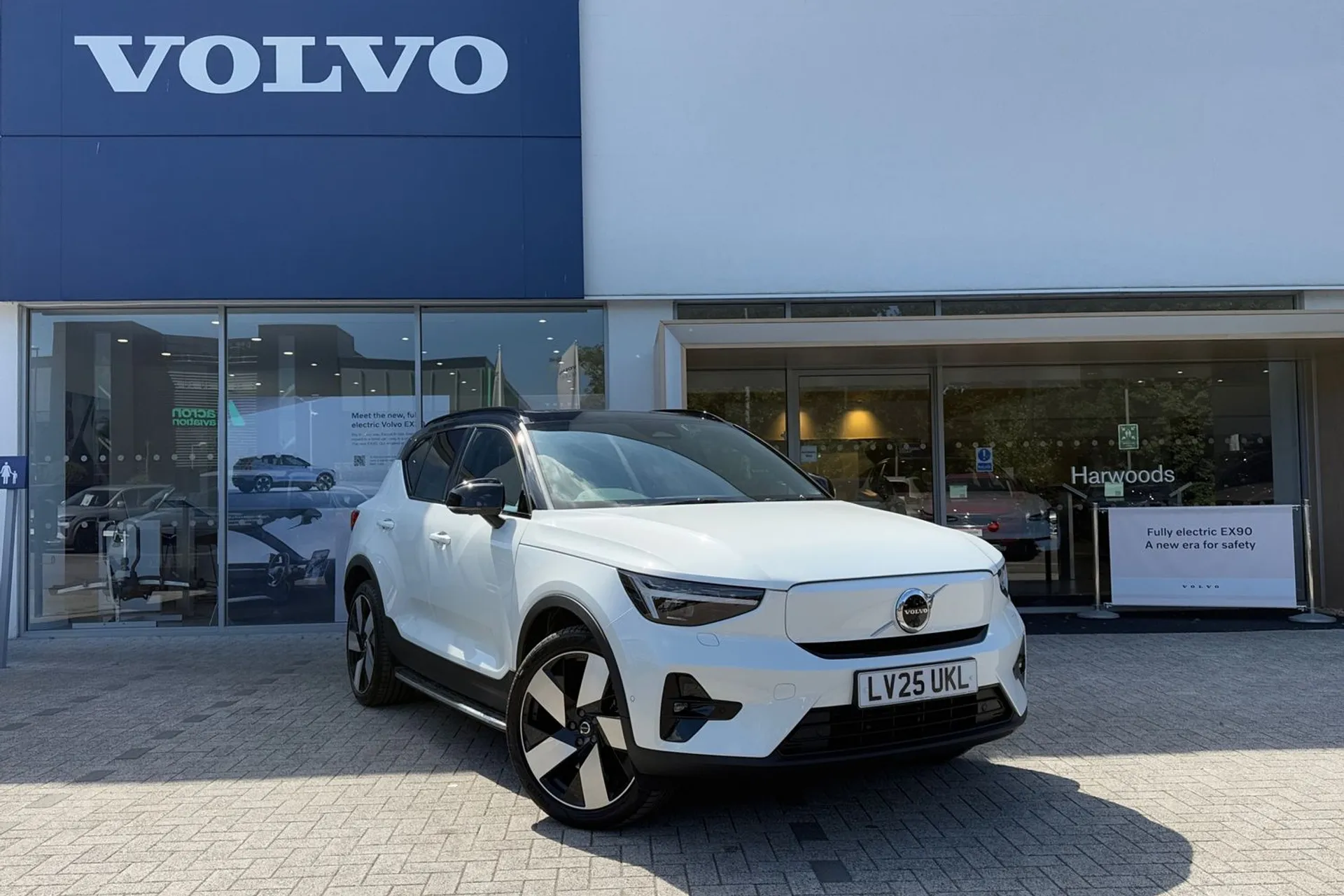 Volvo EX40 focused image