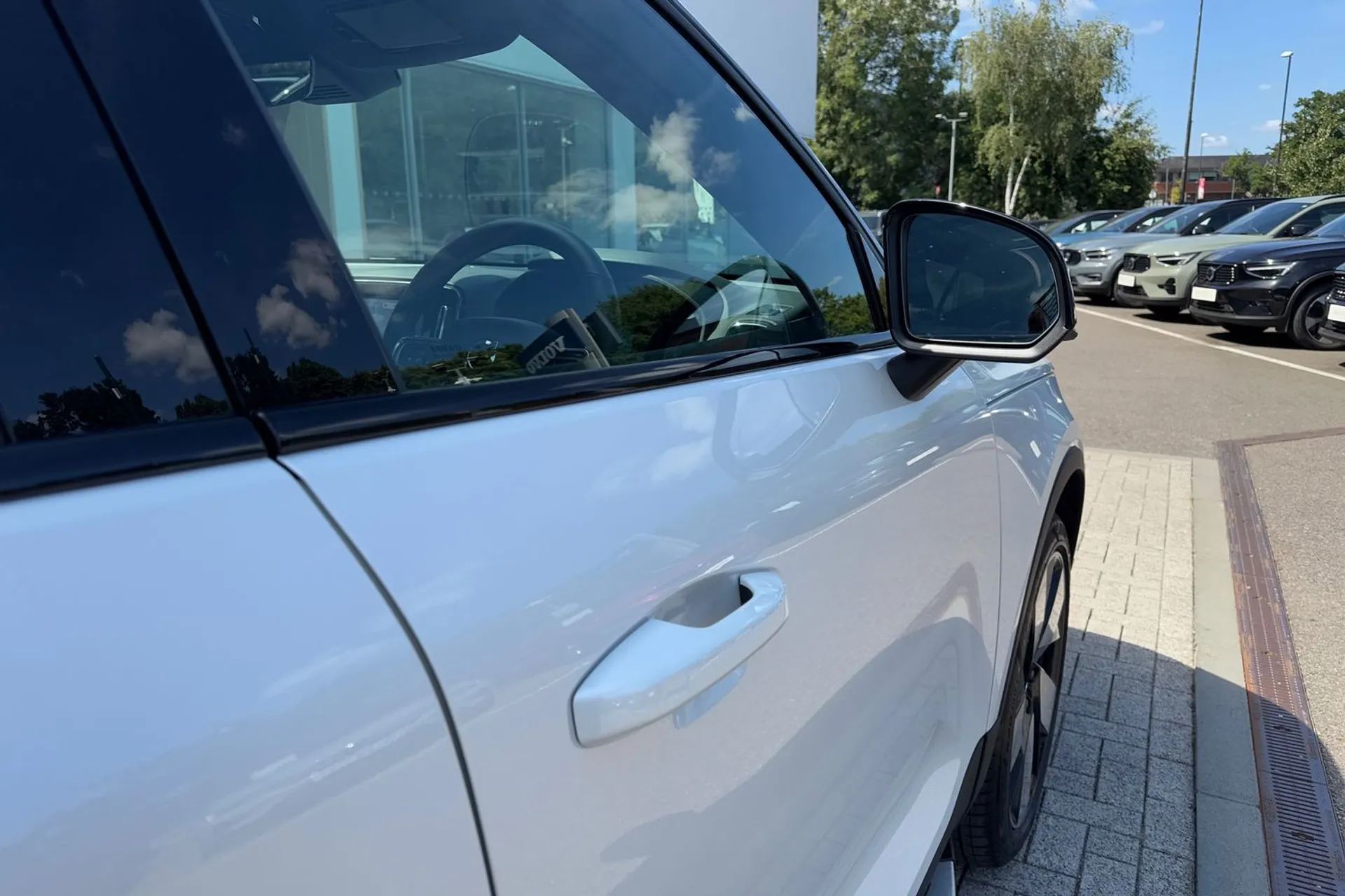 Volvo EX40 thumbnail image number 16