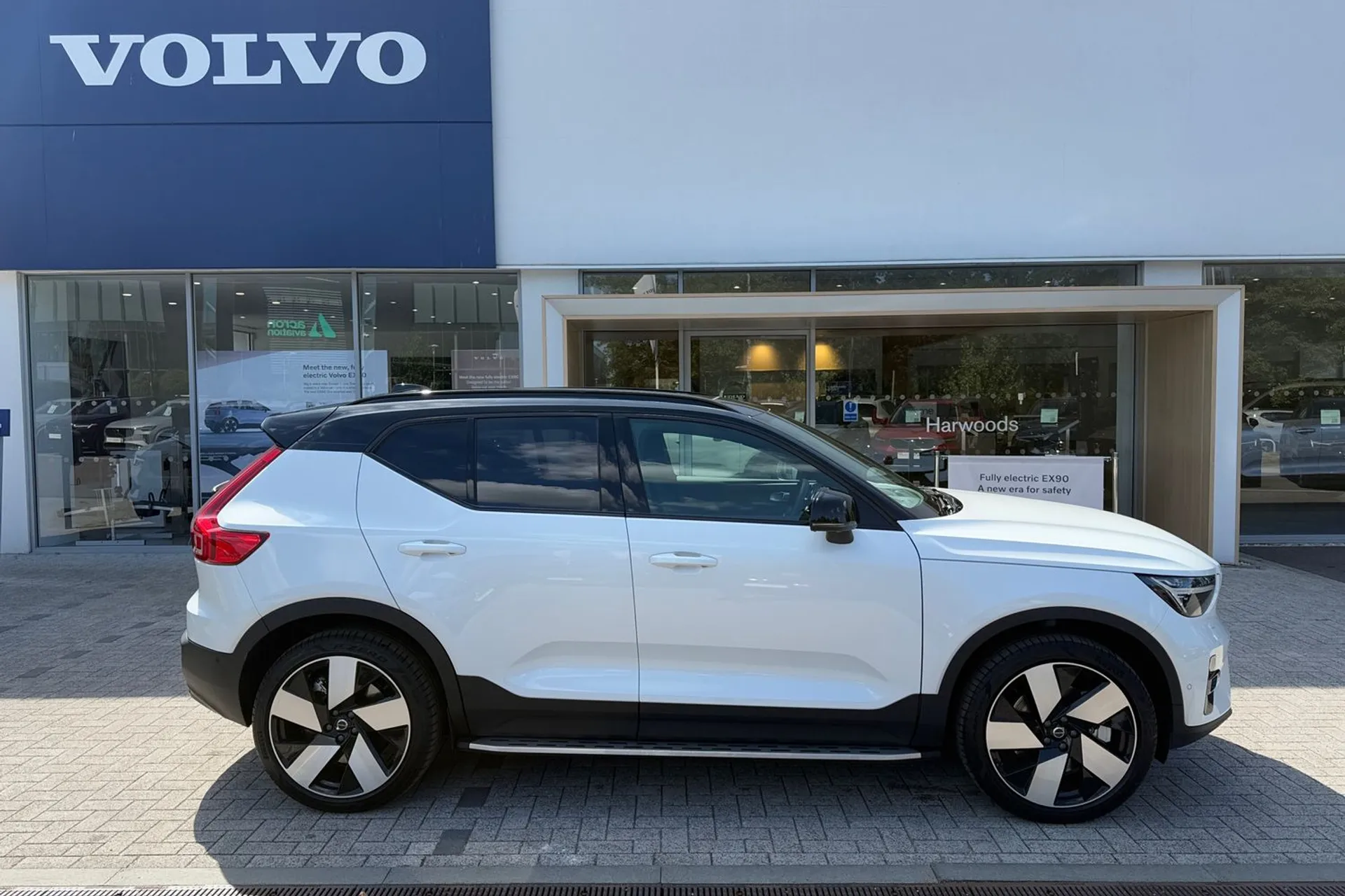 Volvo EX40 thumbnail image number 2