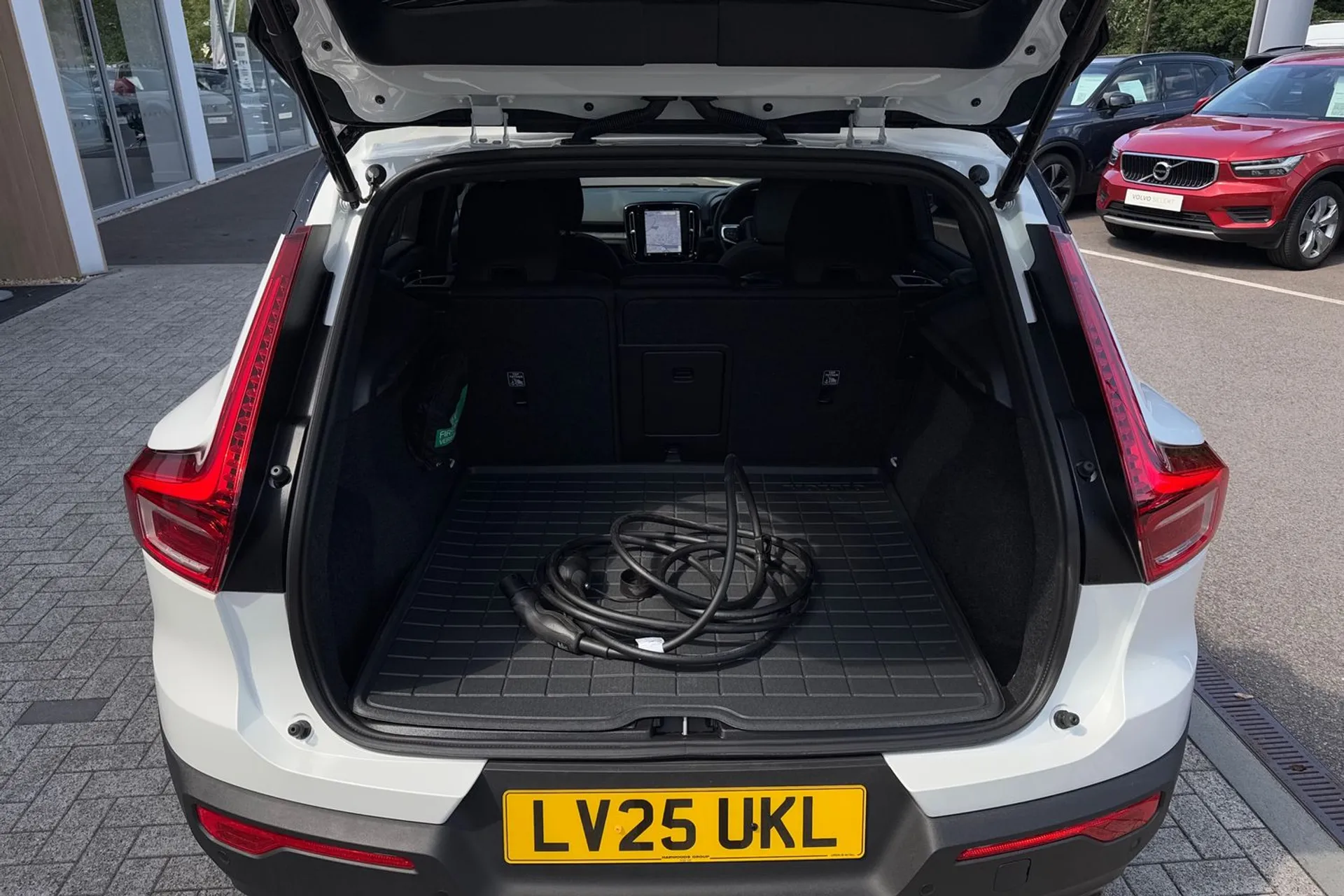 Volvo EX40 thumbnail image number 19