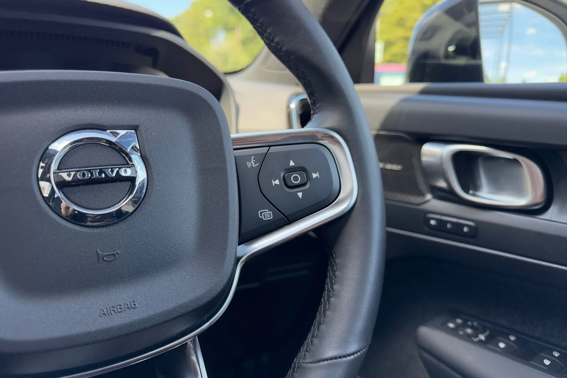 Volvo EX40 thumbnail image number 36