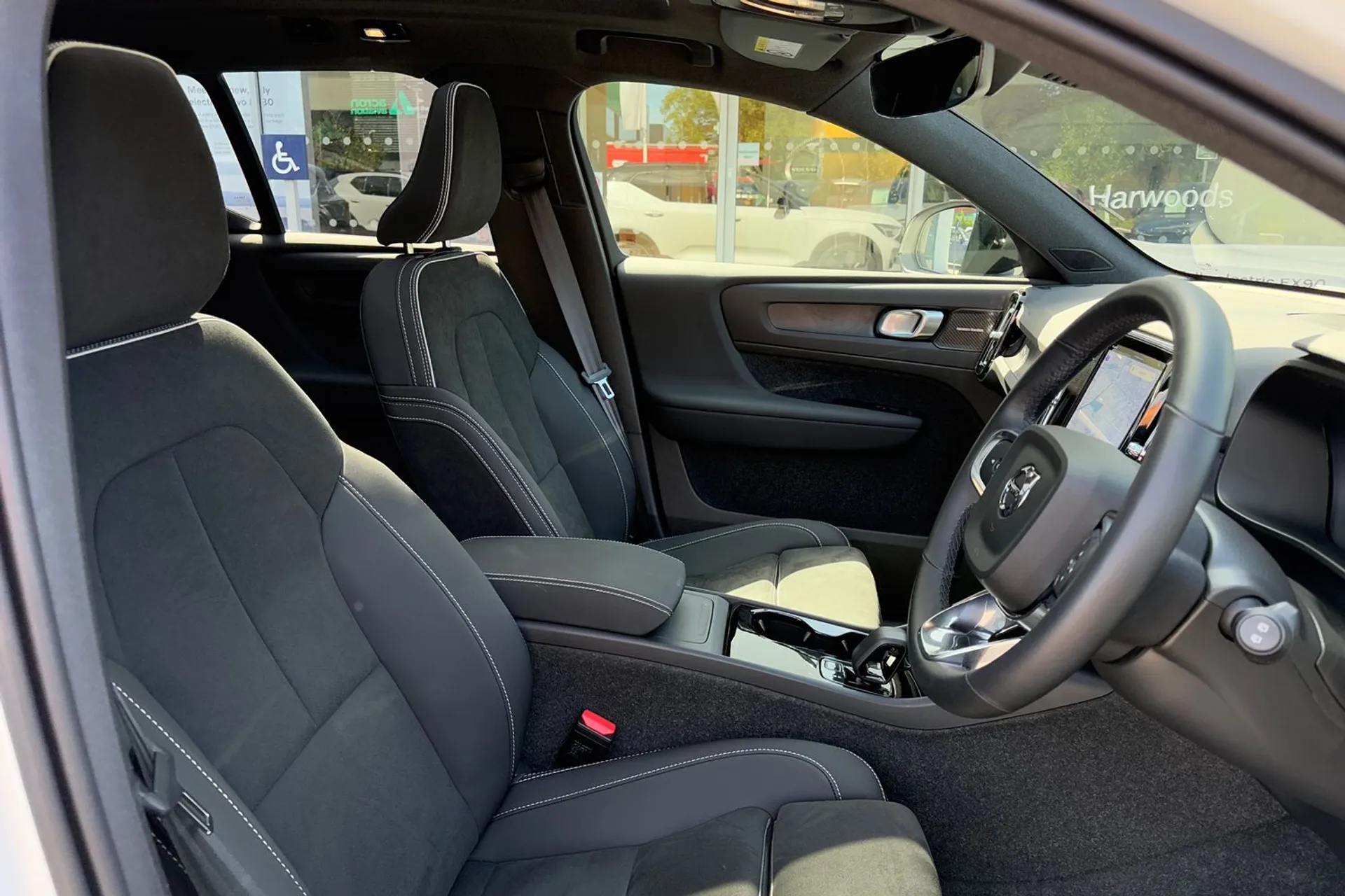 Volvo EX40 thumbnail image number 25