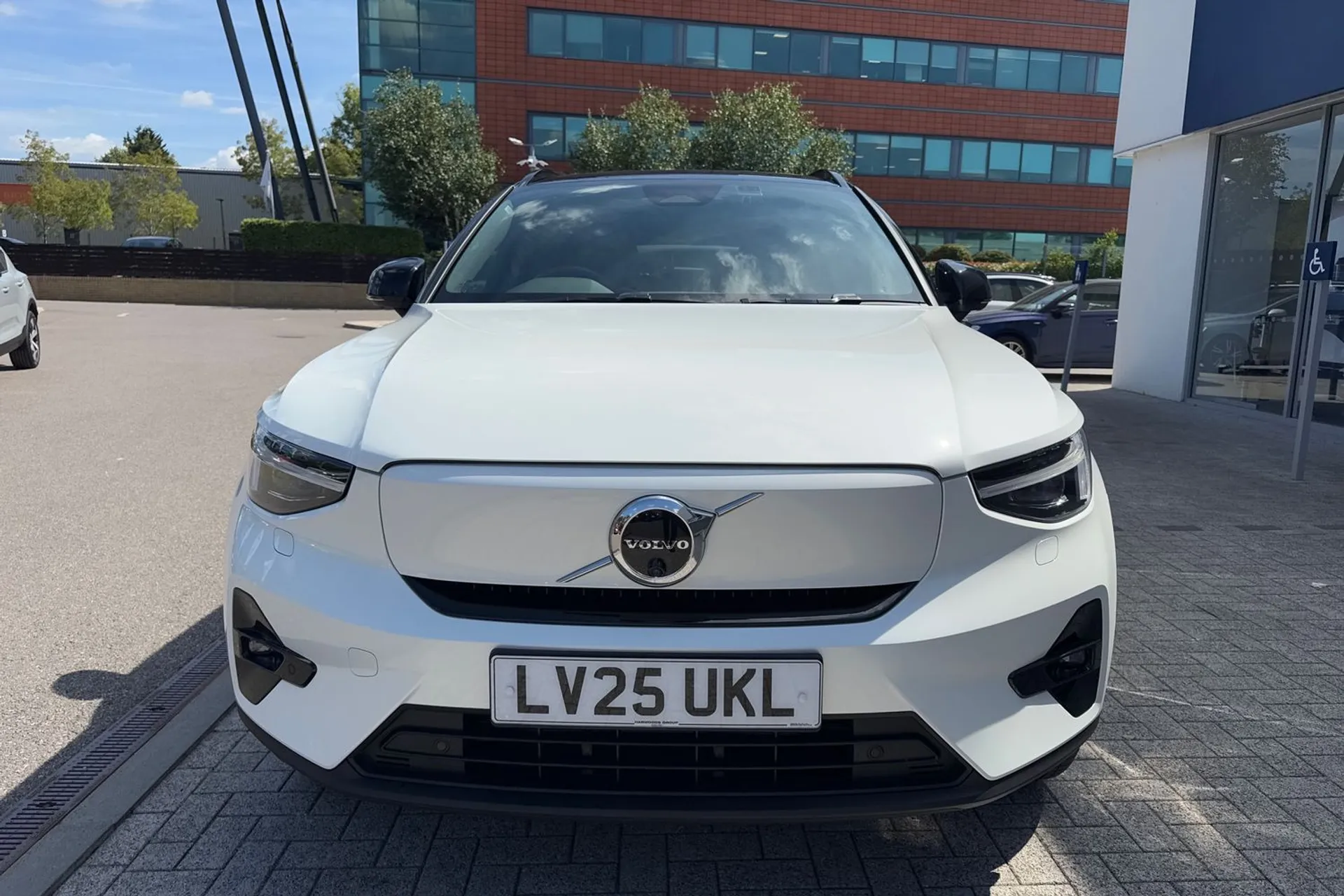 Volvo EX40 thumbnail image number 12