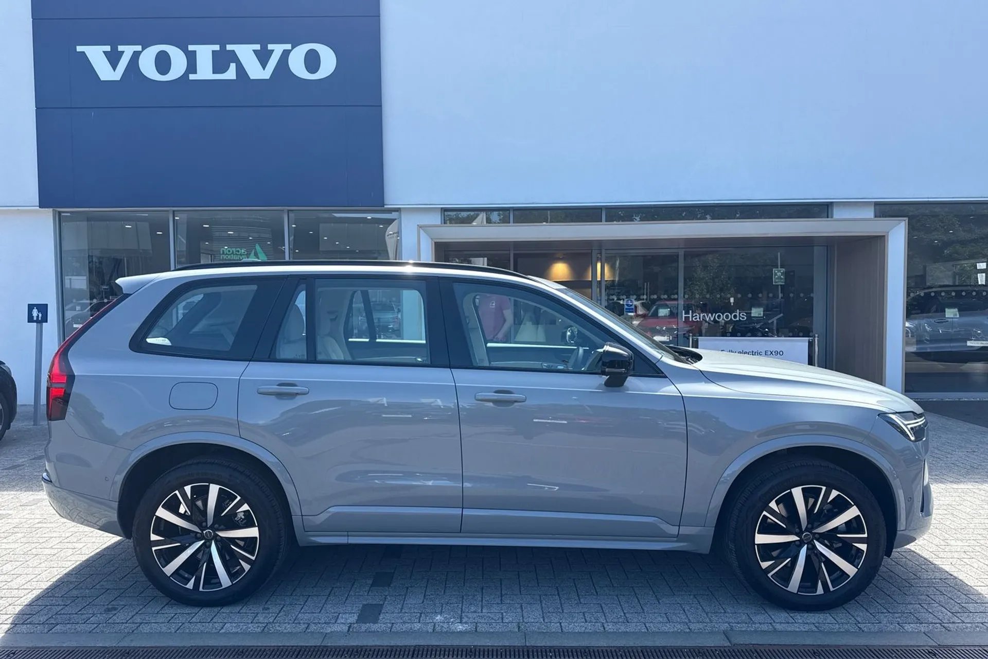 Volvo XC90 thumbnail image number 2