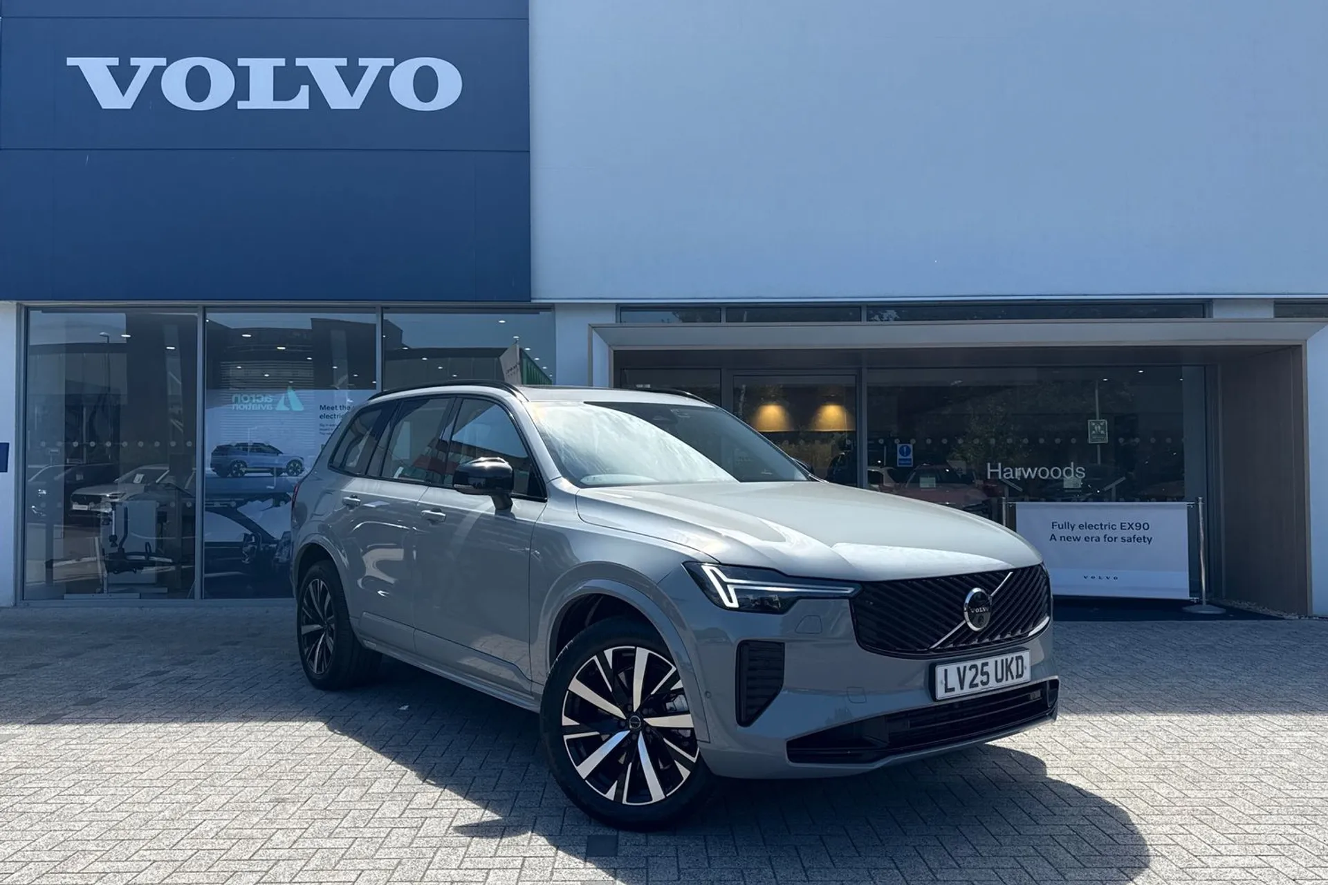 Volvo XC90 focused image