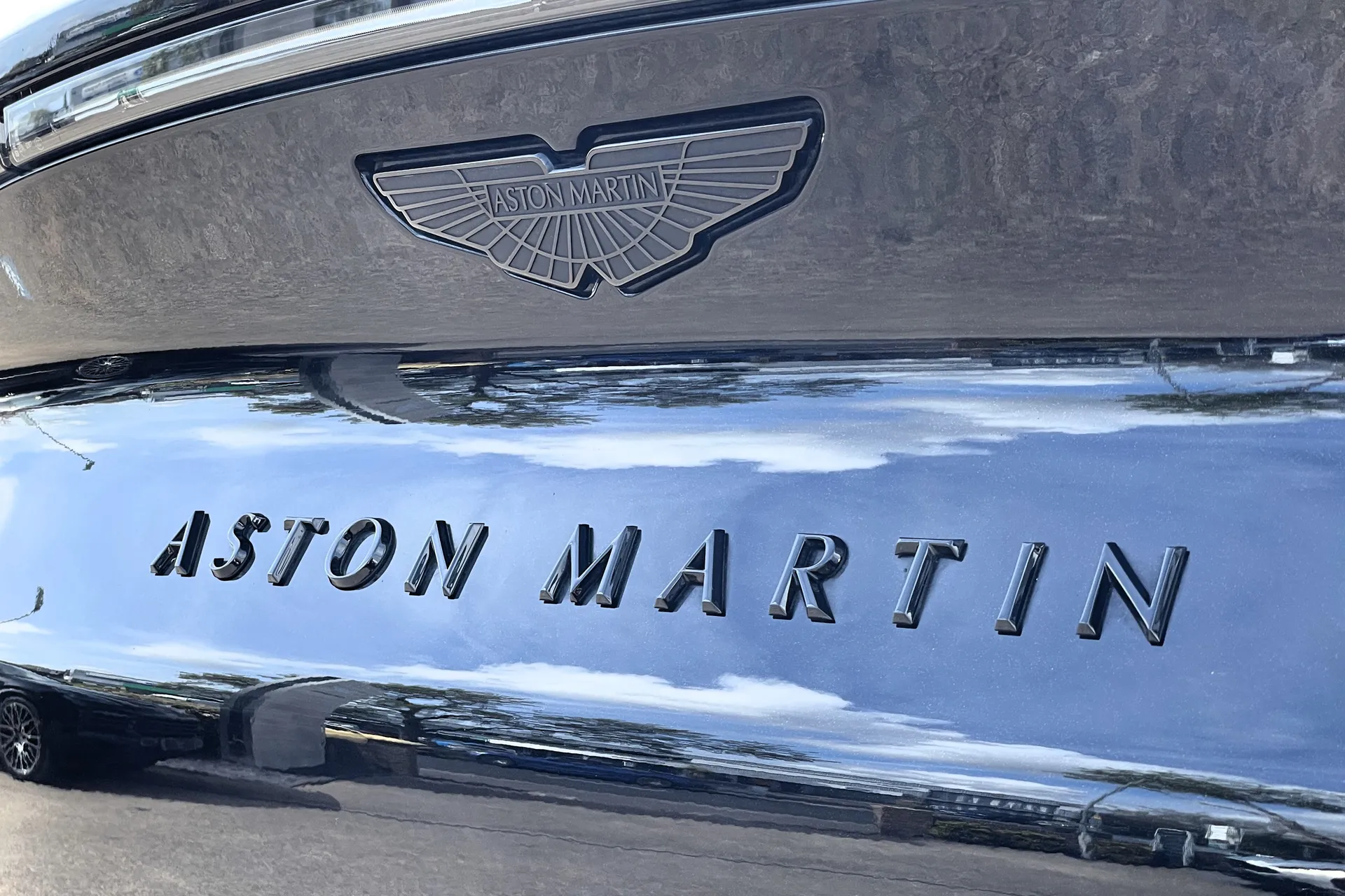 Aston Martin DBX thumbnail image number 17