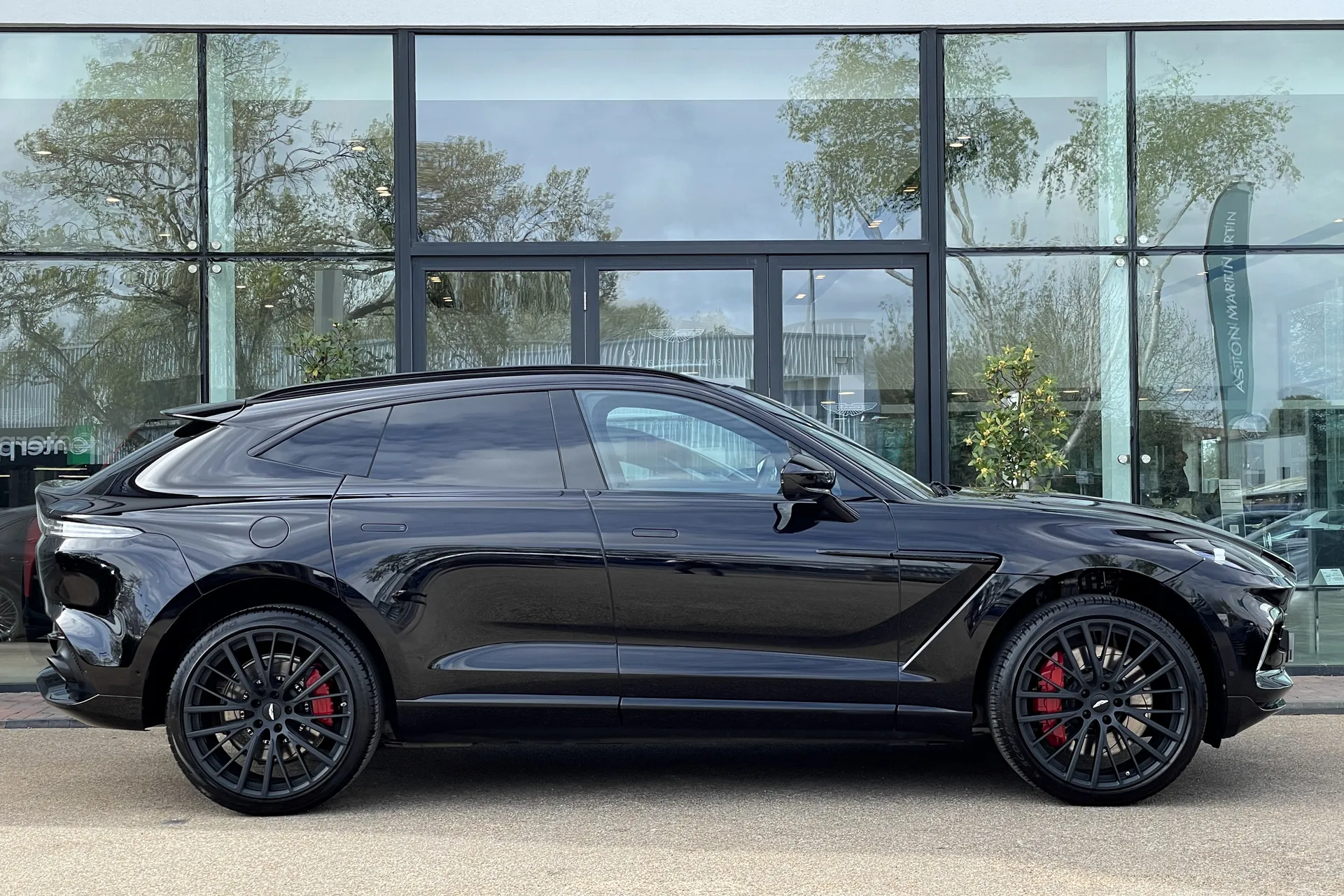 Aston Martin DBX thumbnail image number 2