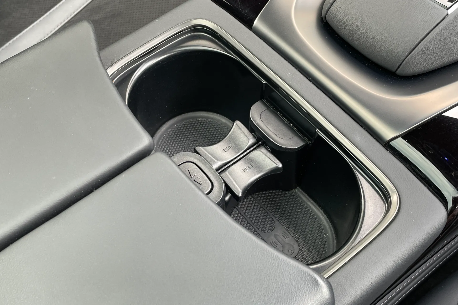 Aston Martin DBX thumbnail image number 53