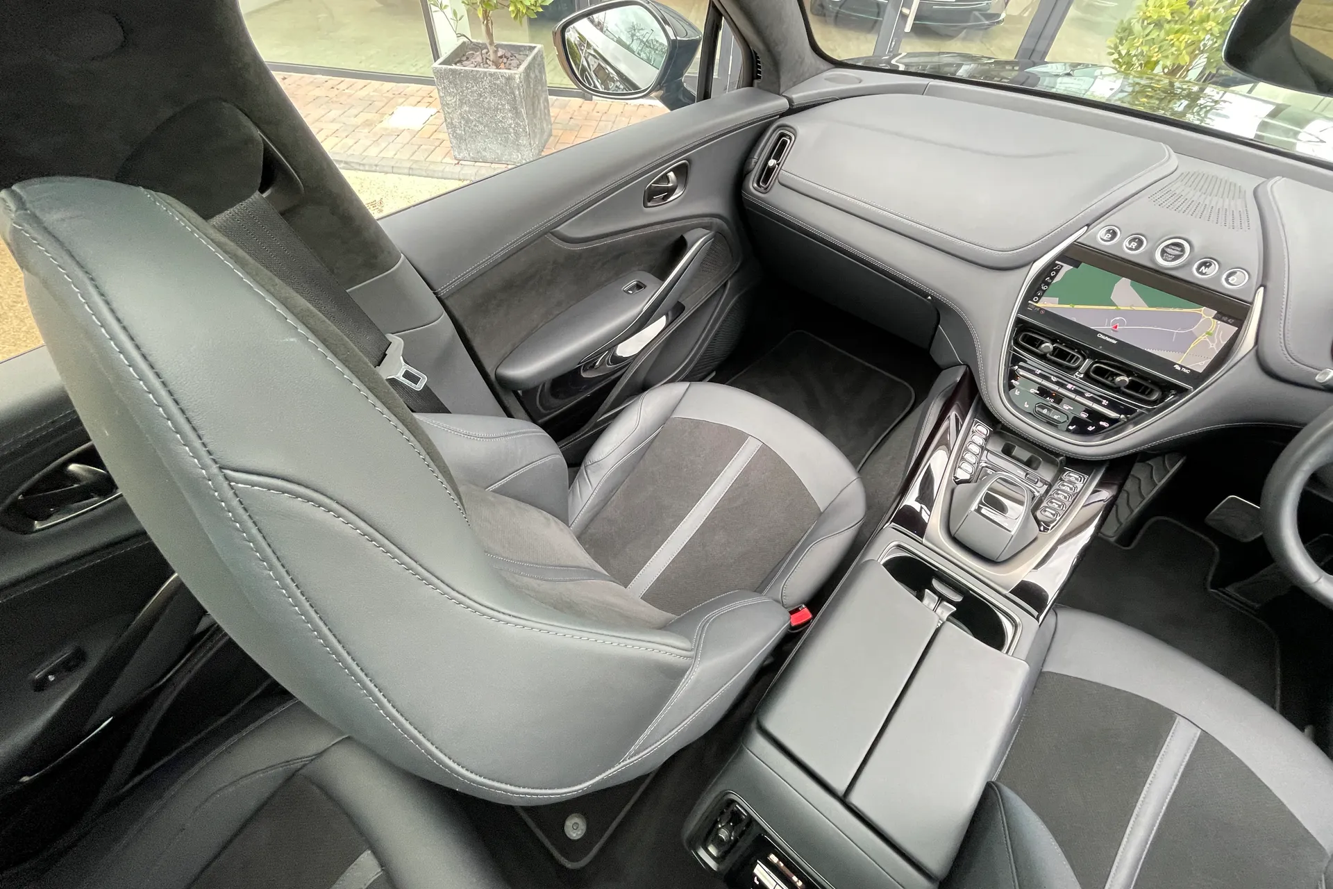 Aston Martin DBX thumbnail image number 46
