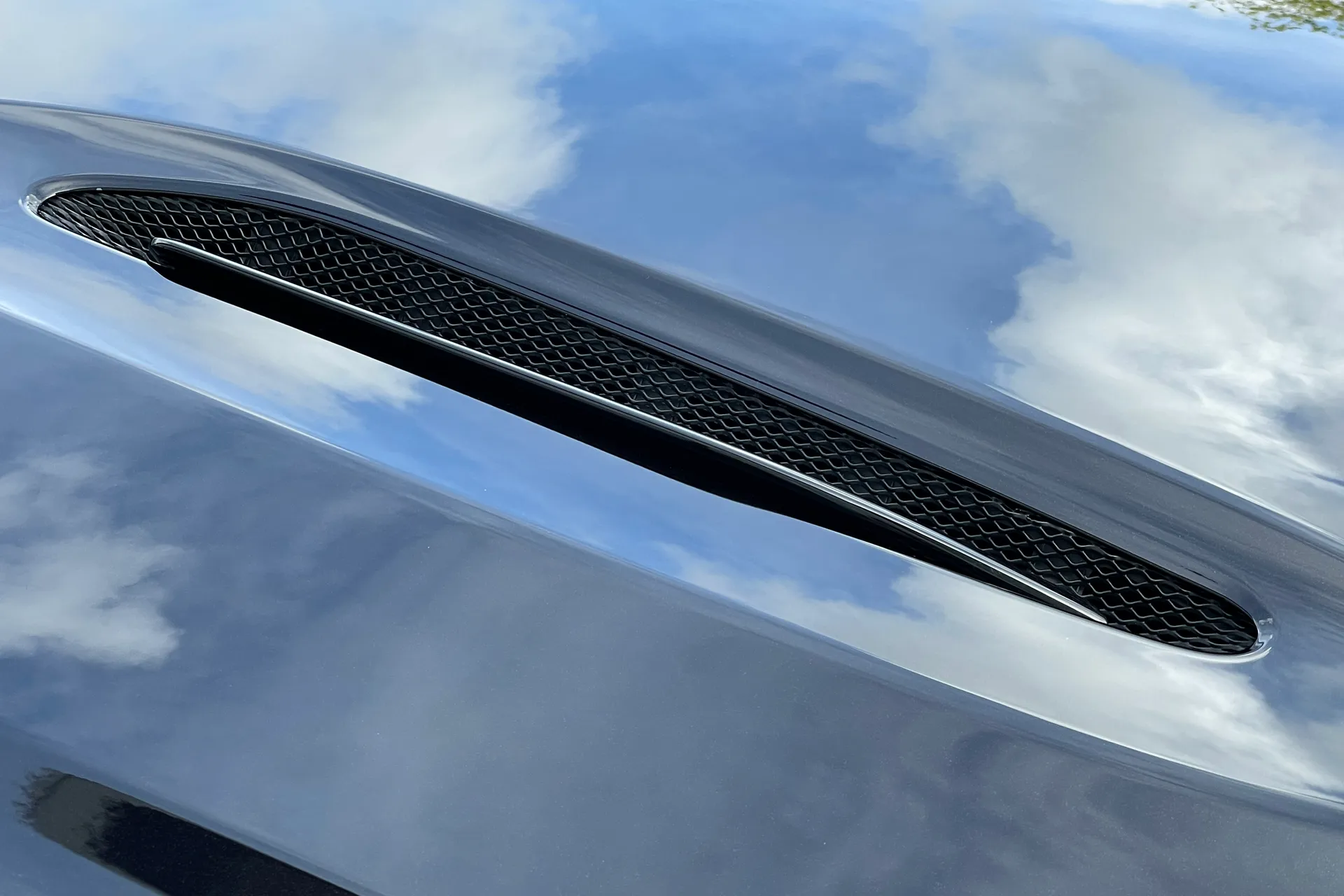 Aston Martin DBX thumbnail image number 16