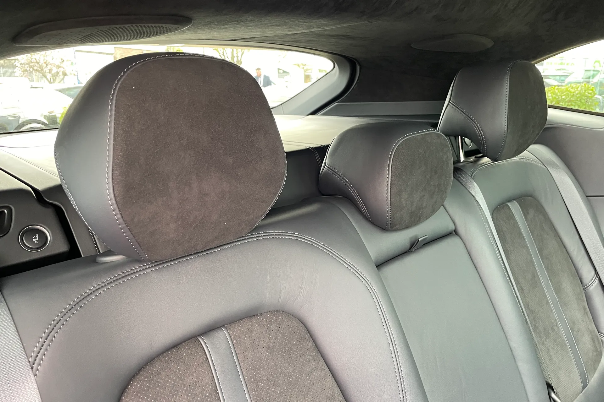 Aston Martin DBX thumbnail image number 33