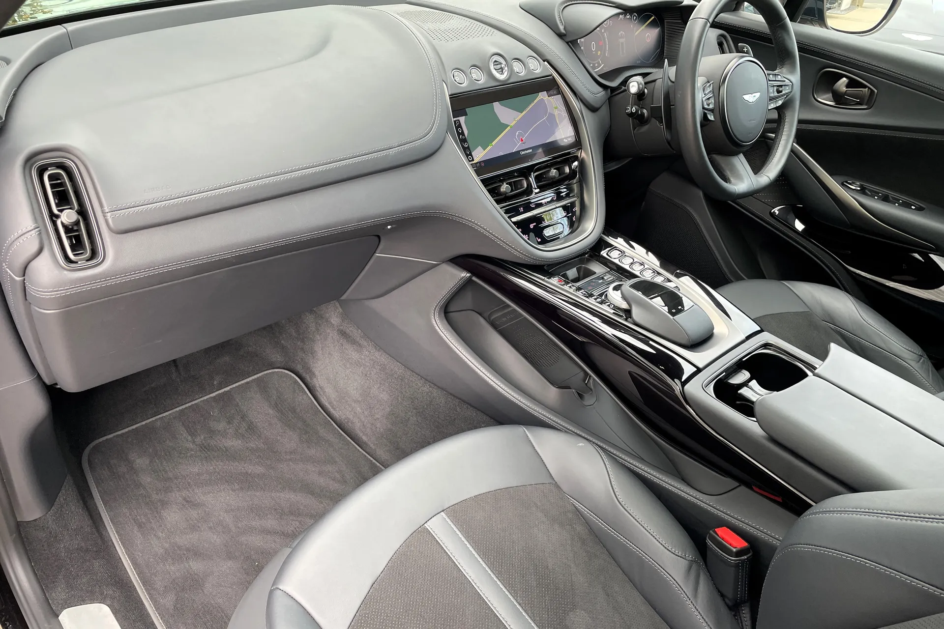 Aston Martin DBX thumbnail image number 36