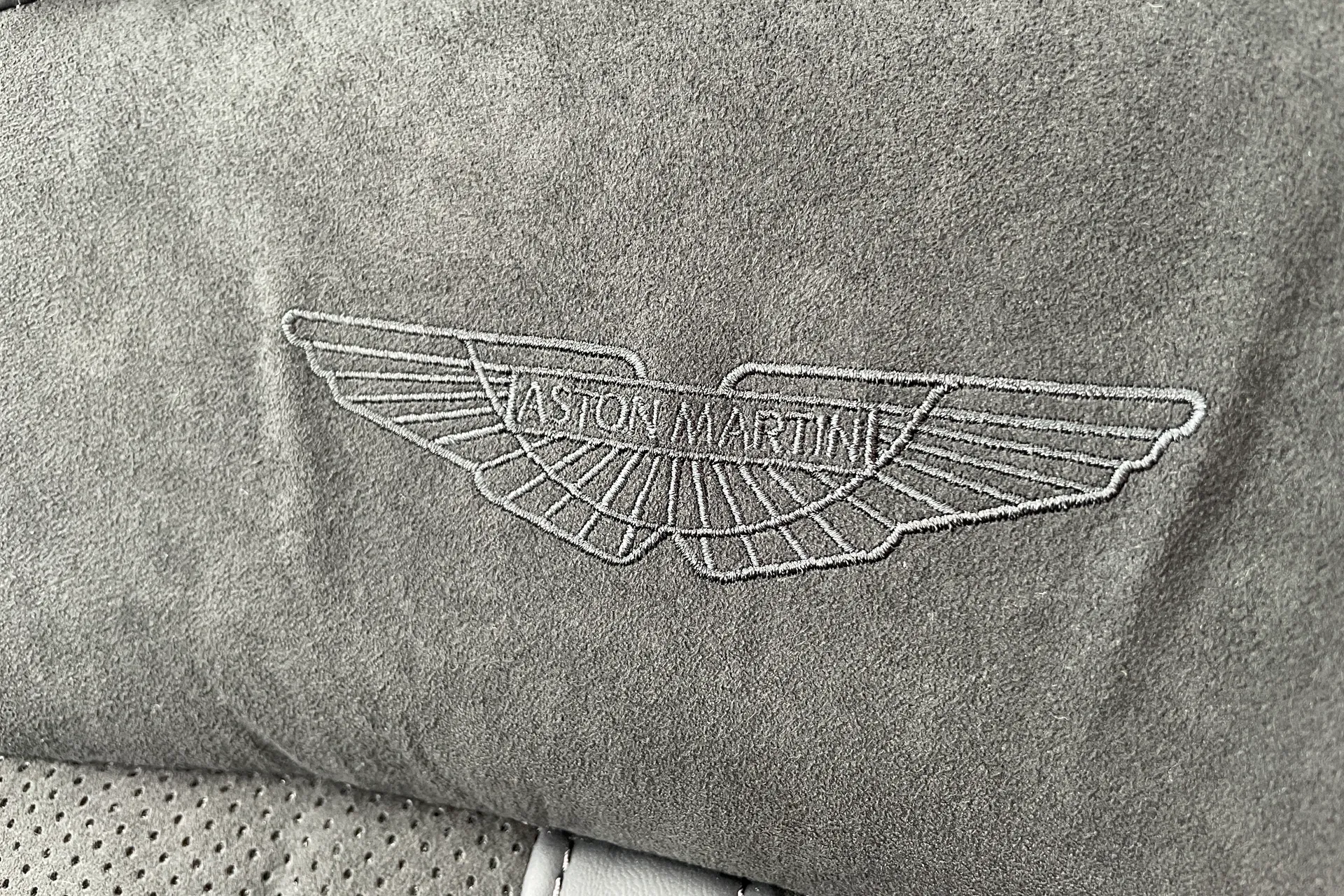 Aston Martin DBX thumbnail image number 40