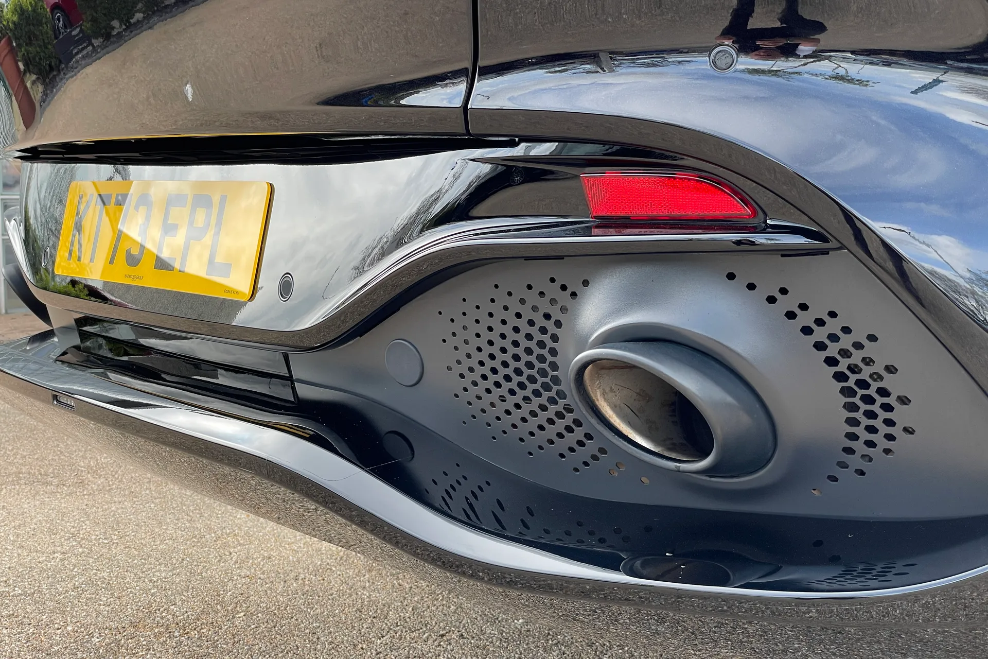 Aston Martin DBX thumbnail image number 23