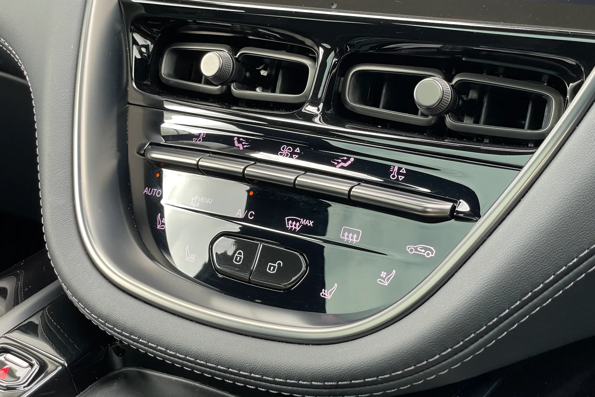 Aston Martin DBX thumbnail image number 51
