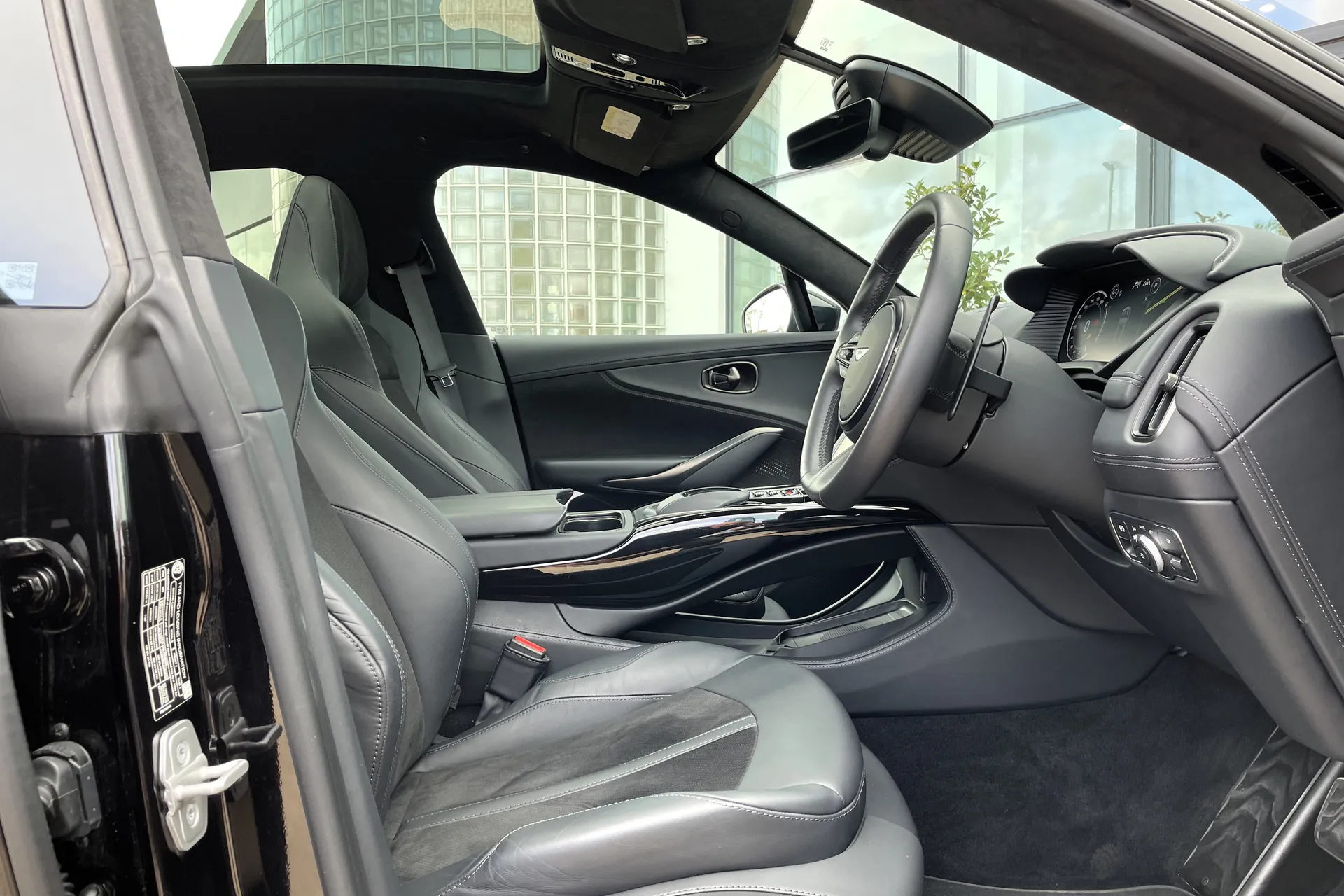 Aston Martin DBX thumbnail image number 34