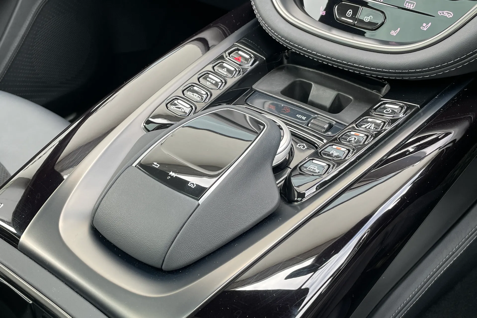 Aston Martin DBX thumbnail image number 52