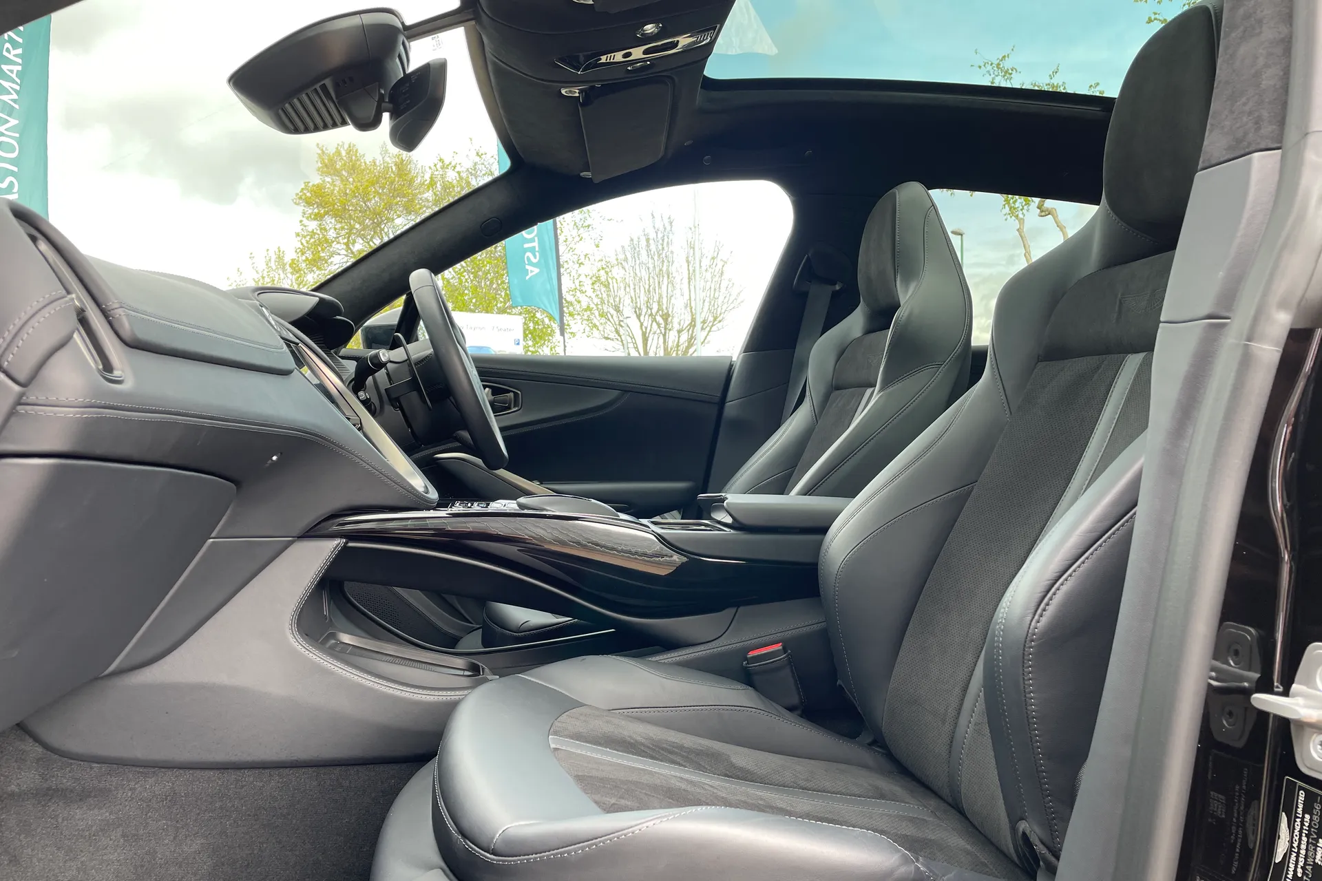 Aston Martin DBX thumbnail image number 37