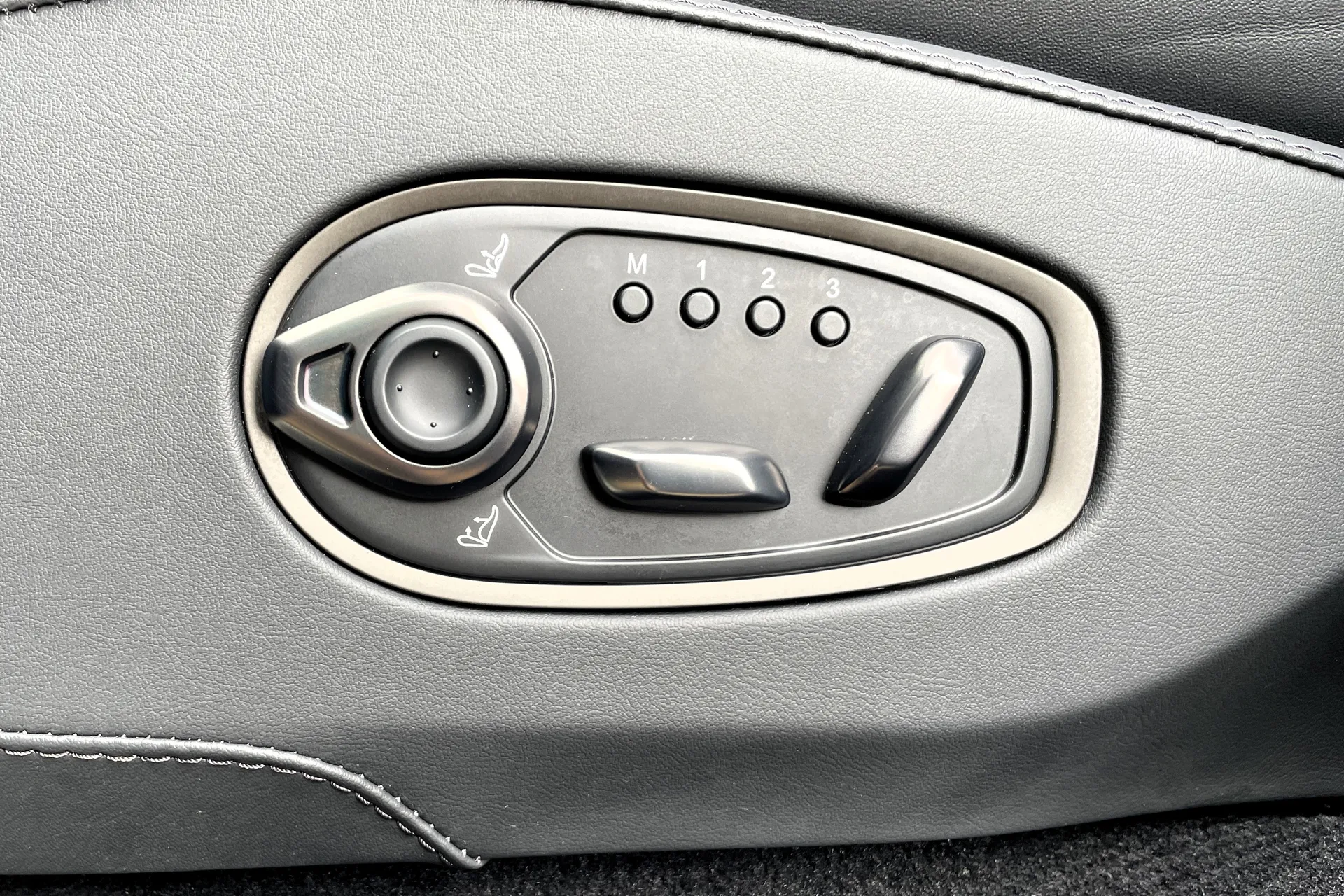 Aston Martin DBX thumbnail image number 38