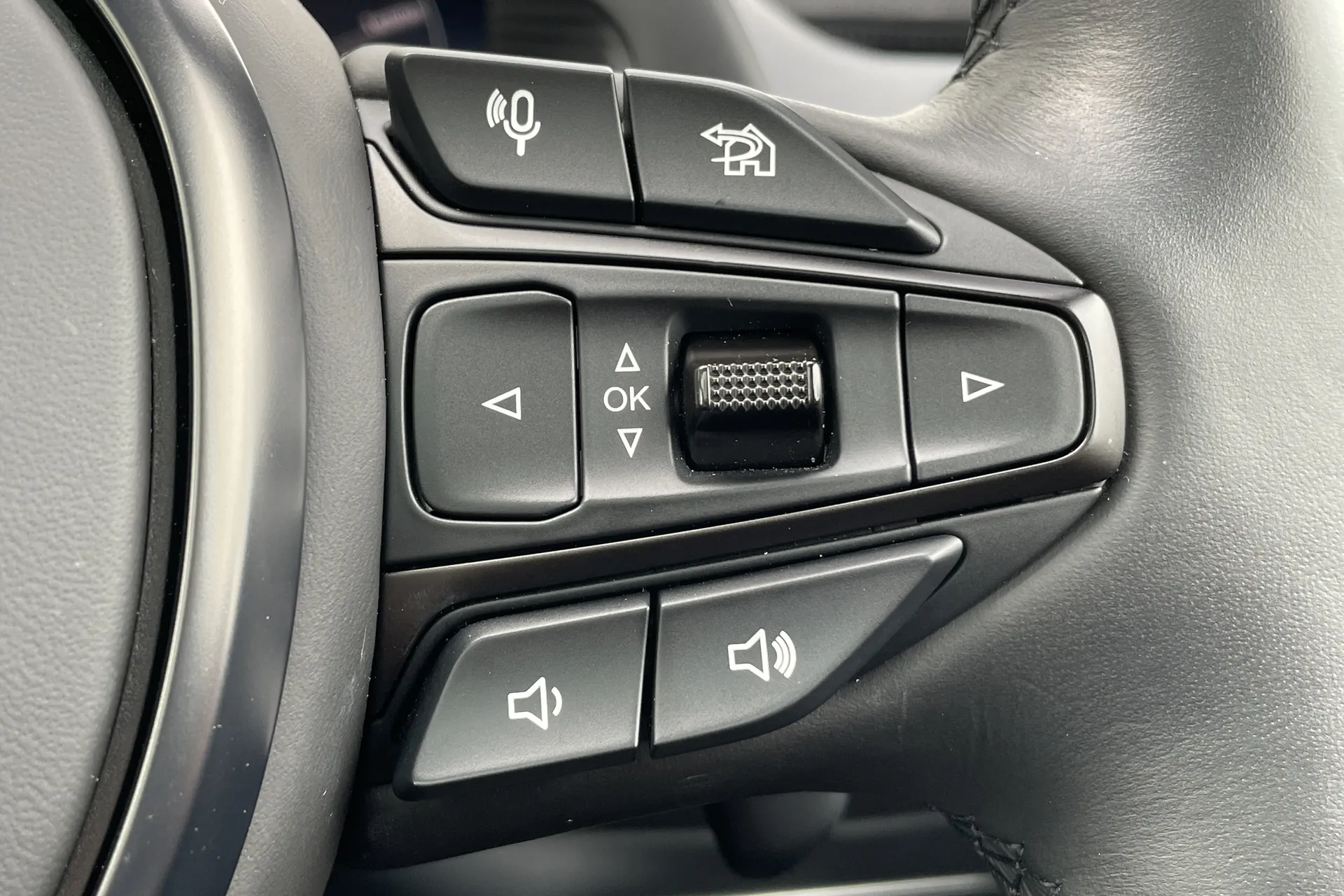 Aston Martin DBX thumbnail image number 56