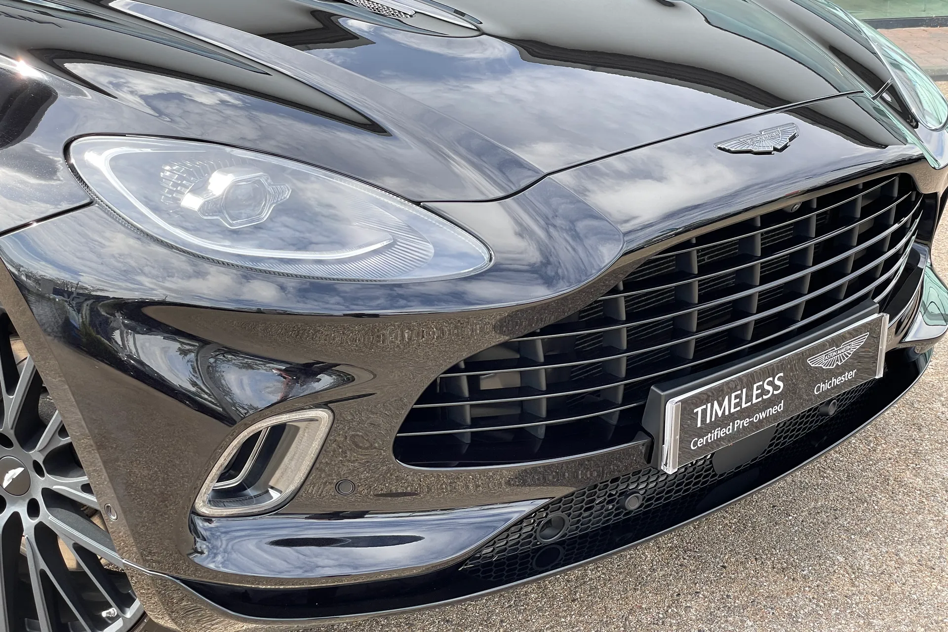 Aston Martin DBX thumbnail image number 11