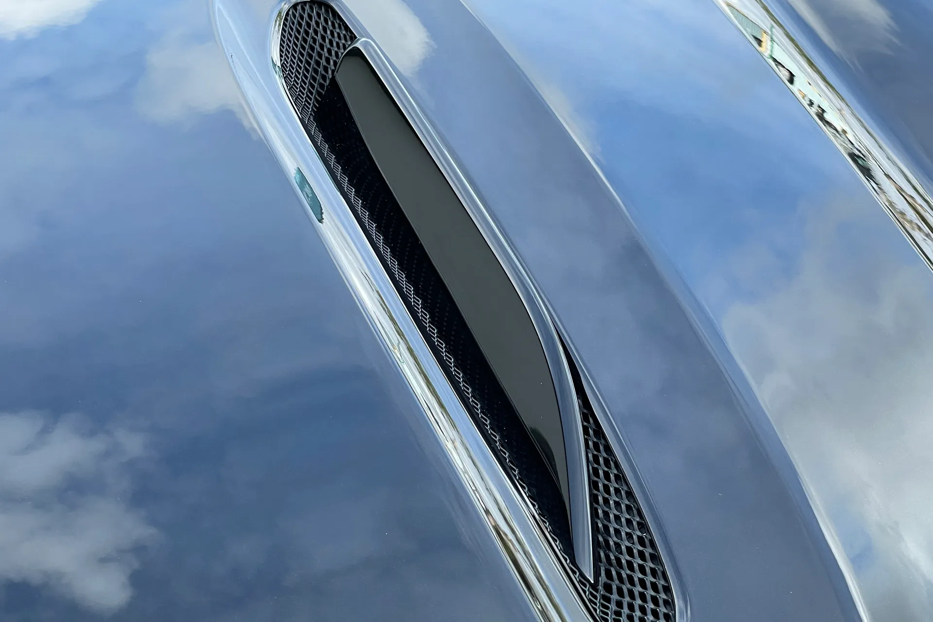 Aston Martin DBX thumbnail image number 15