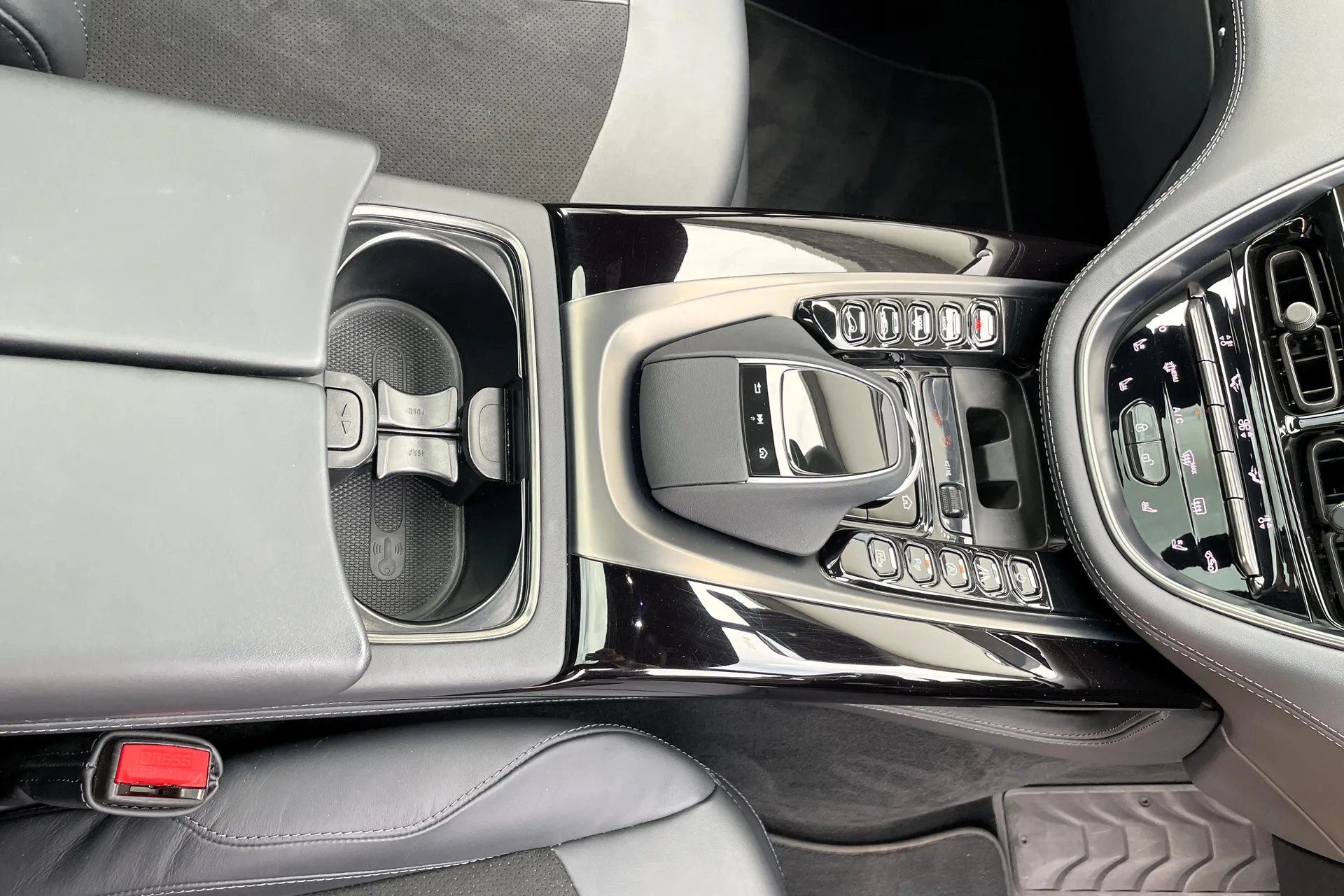 Aston Martin DBX thumbnail image number 63