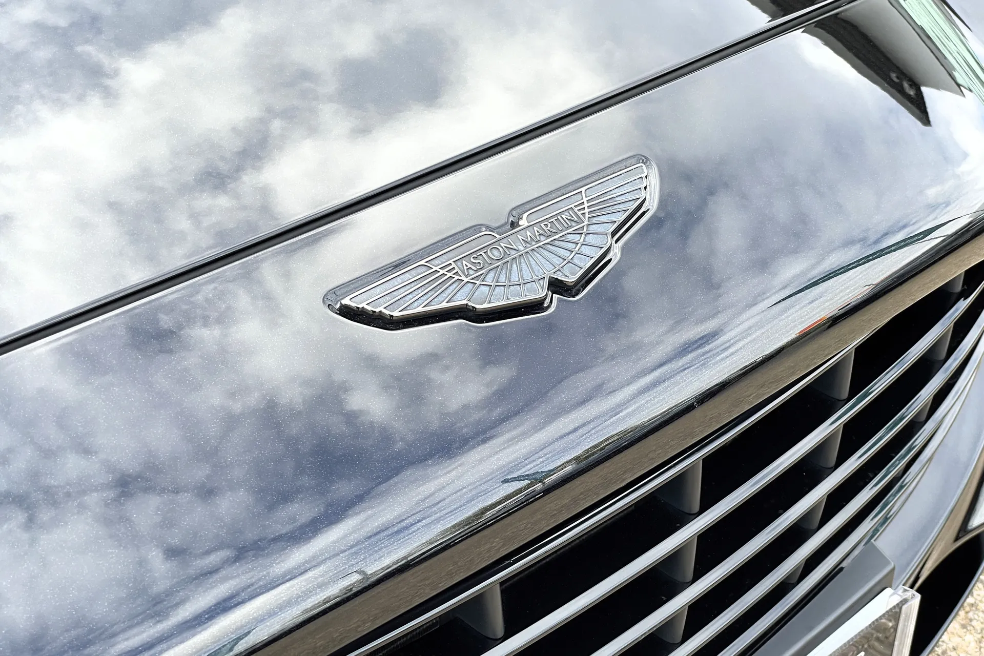 Aston Martin DBX thumbnail image number 10