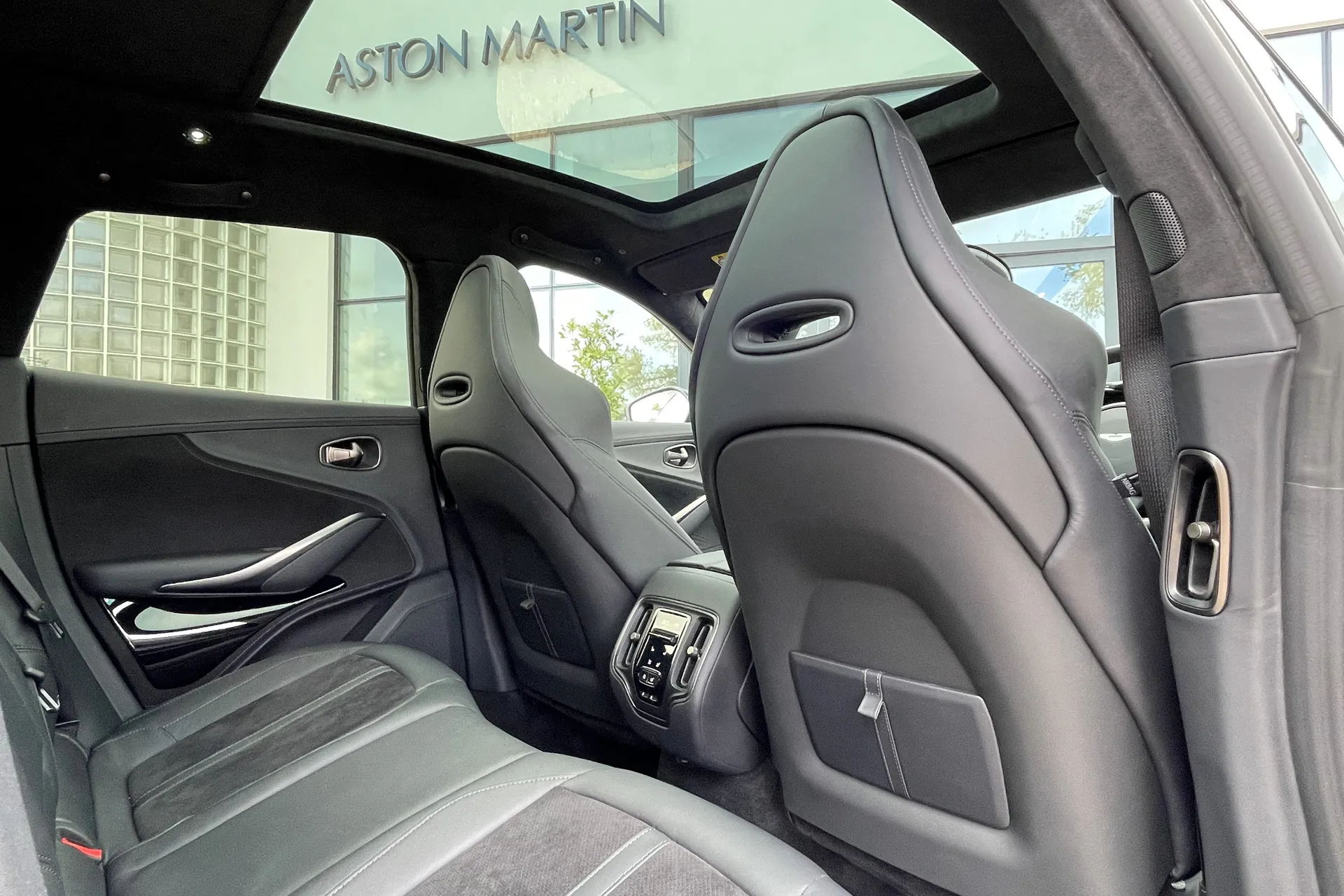 Aston Martin DBX thumbnail image number 30