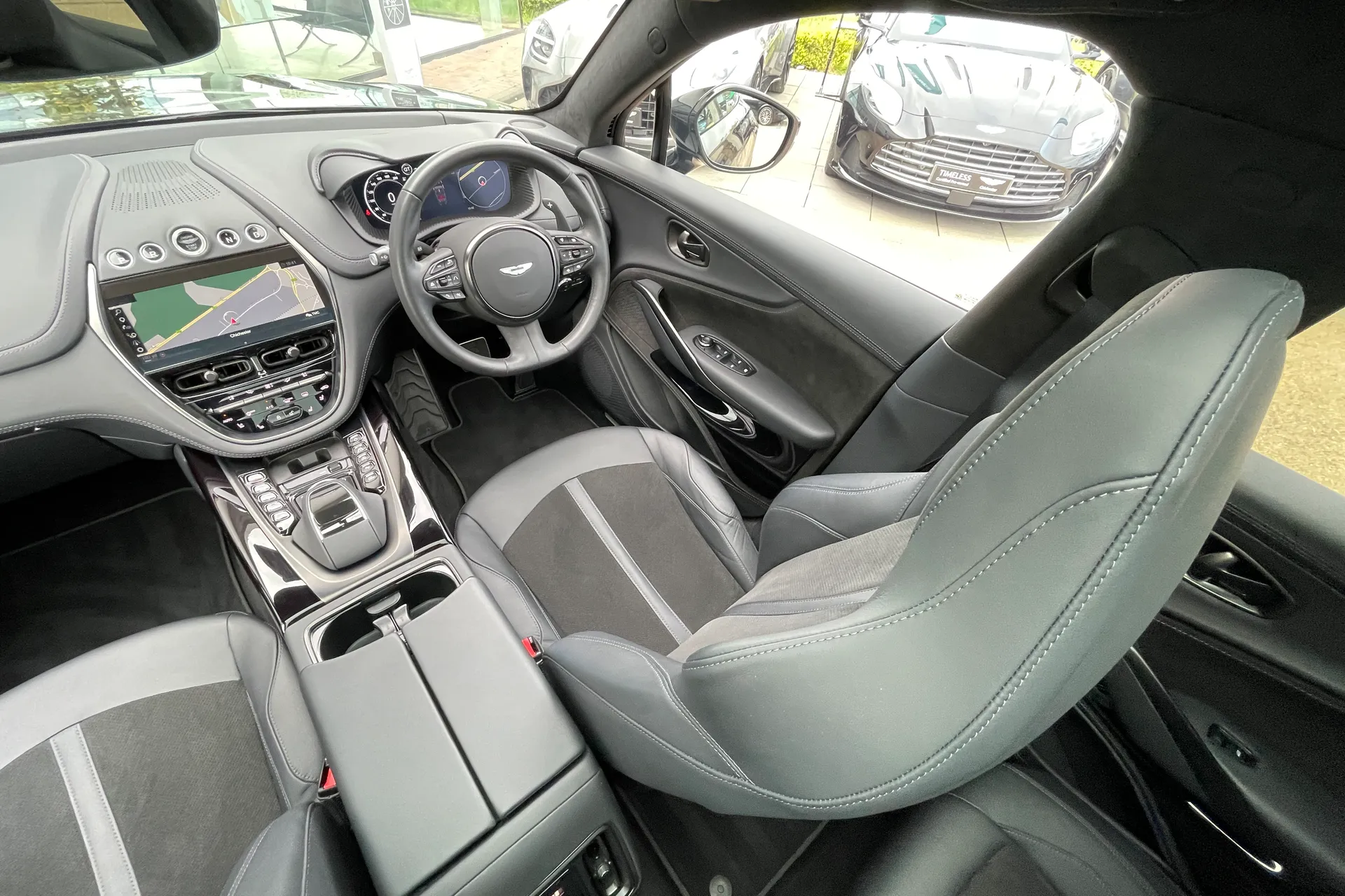 Aston Martin DBX thumbnail image number 43