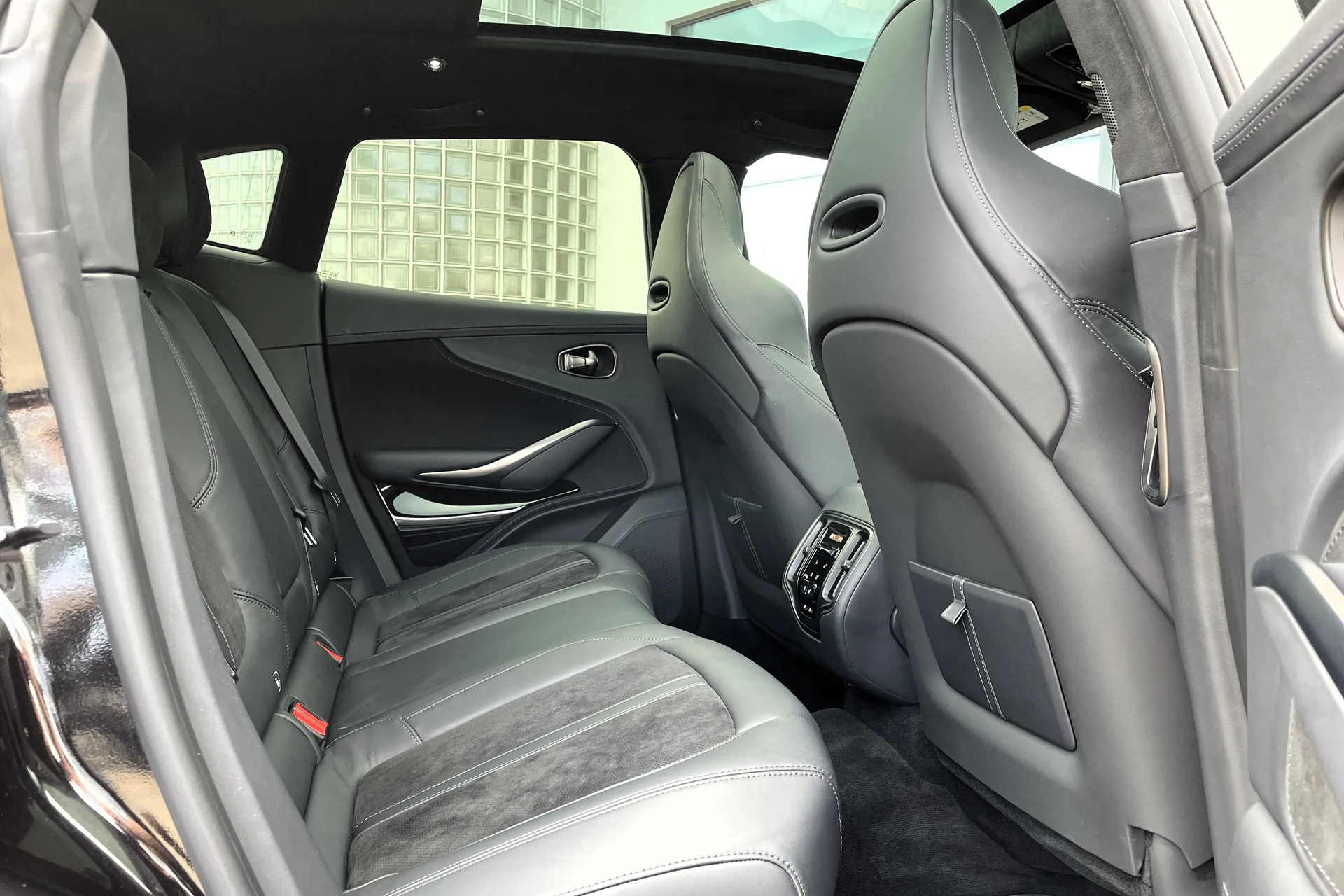 Aston Martin DBX thumbnail image number 29