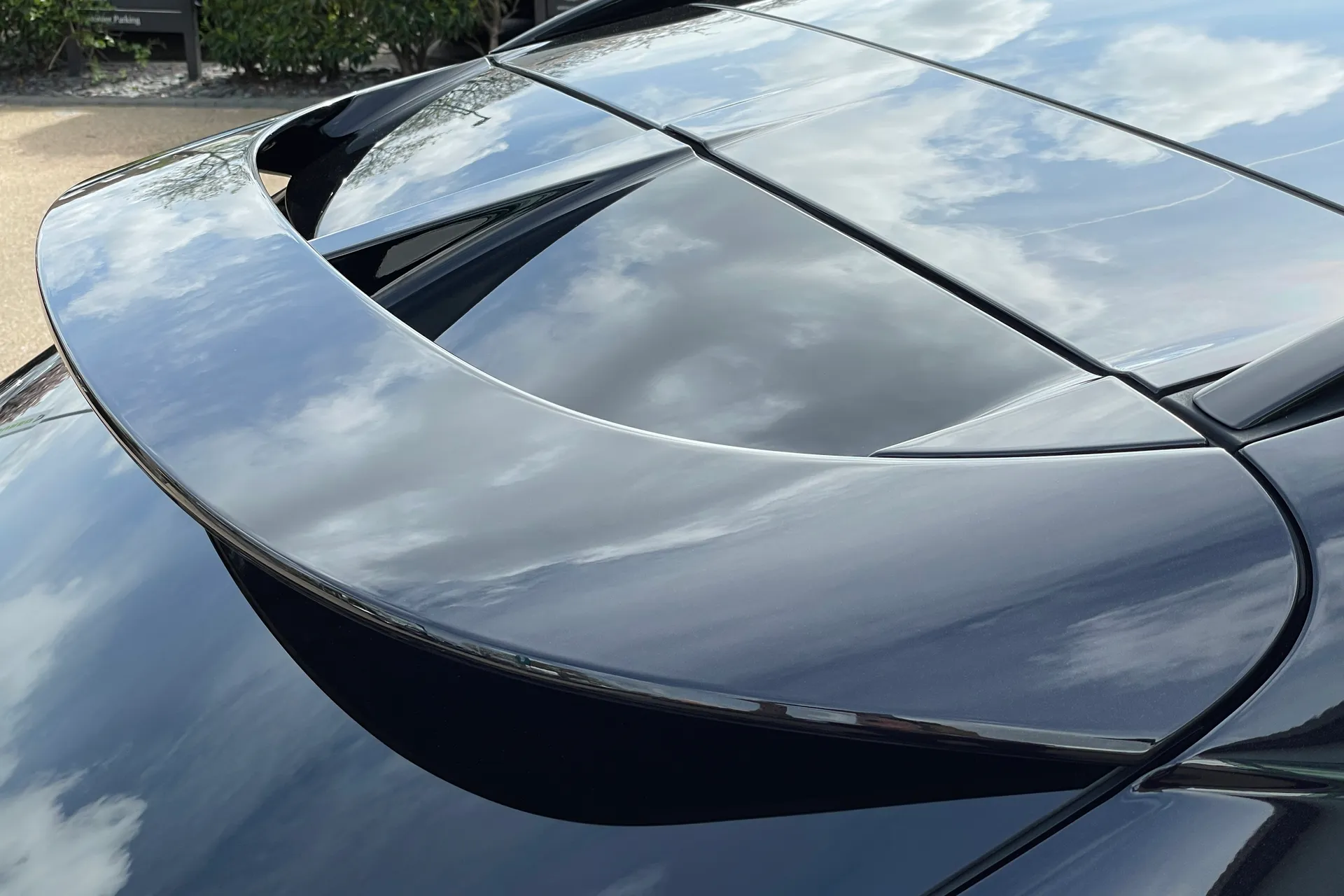 Aston Martin DBX thumbnail image number 18