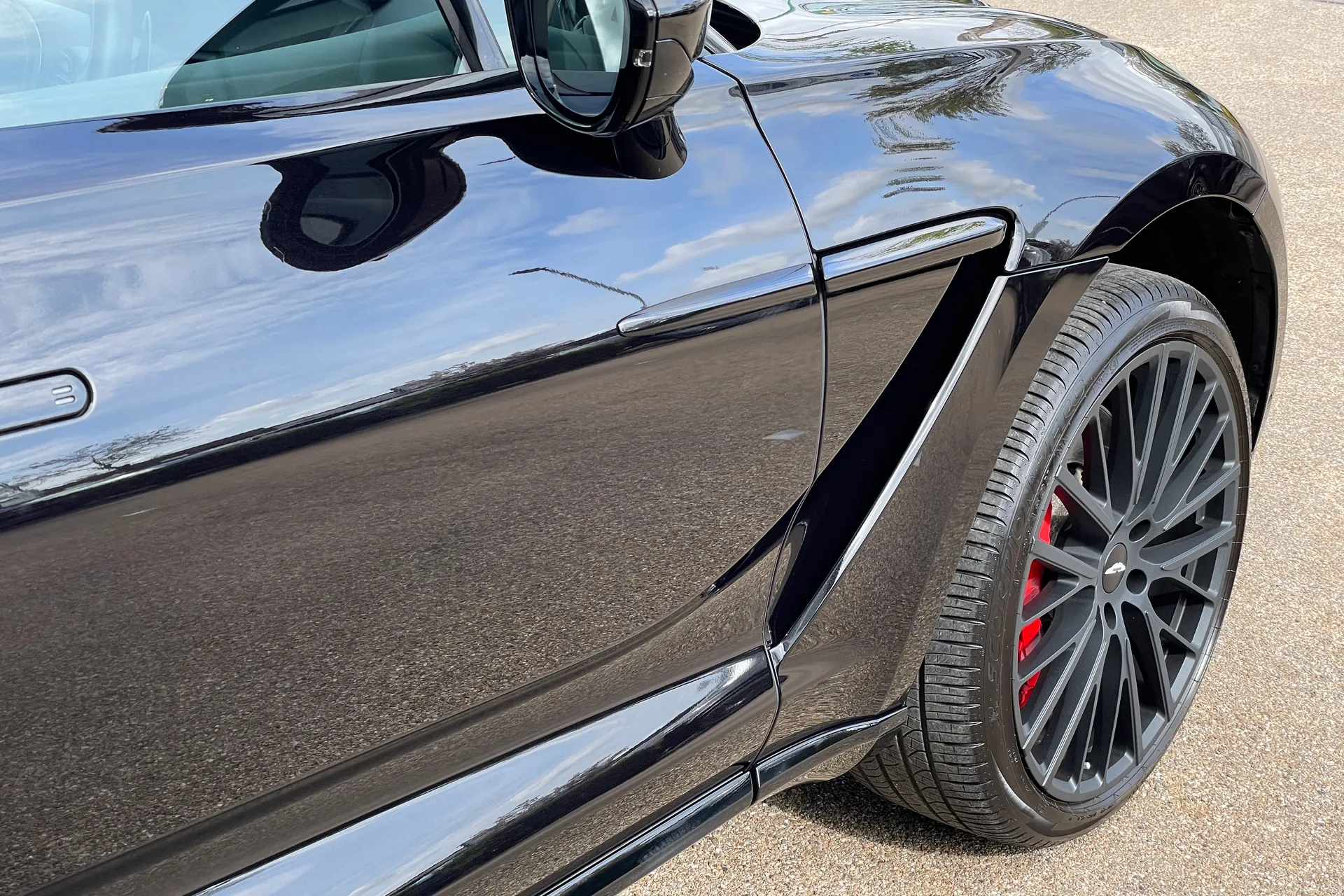 Aston Martin DBX thumbnail image number 13