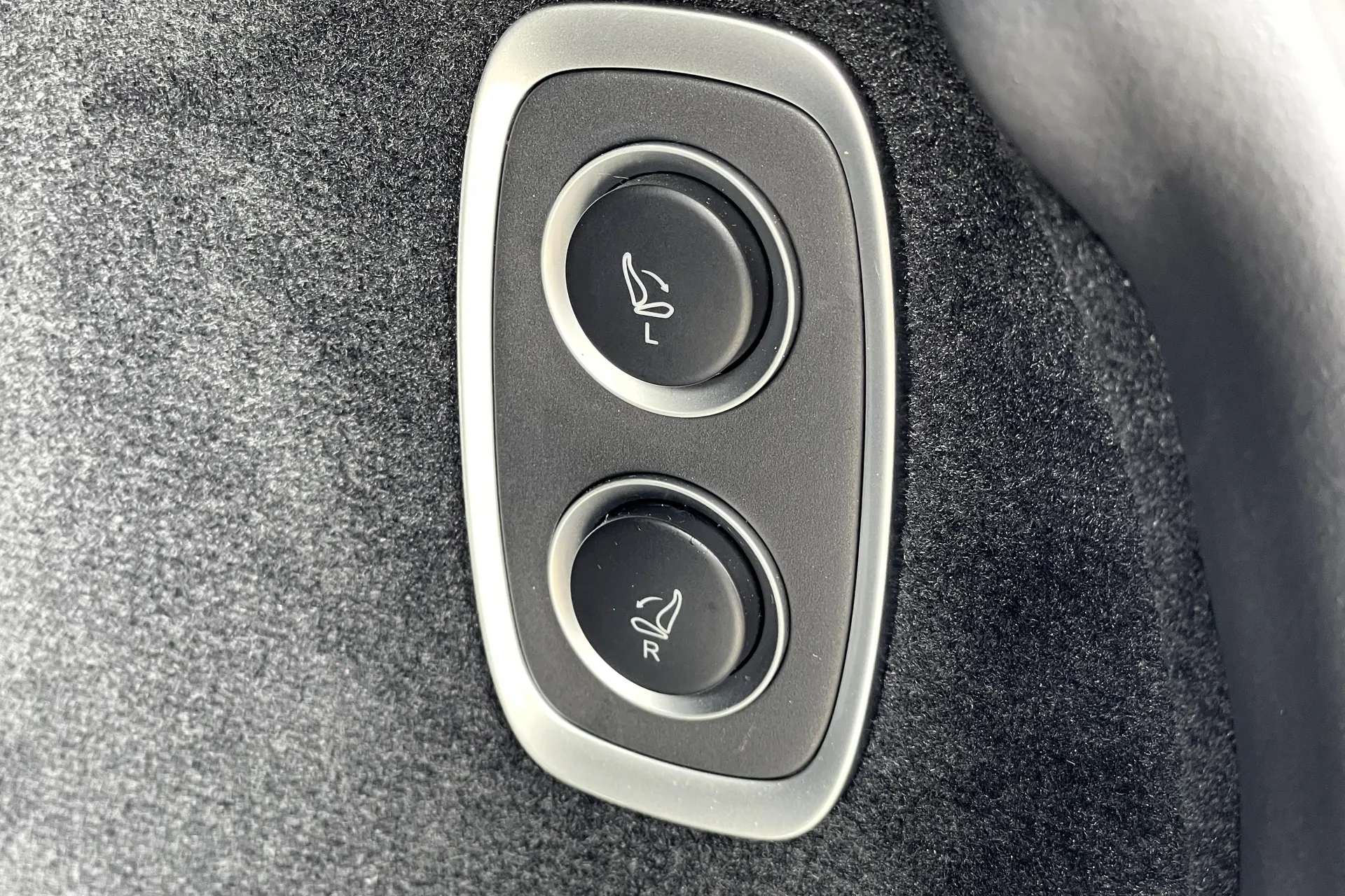 Aston Martin DBX thumbnail image number 28