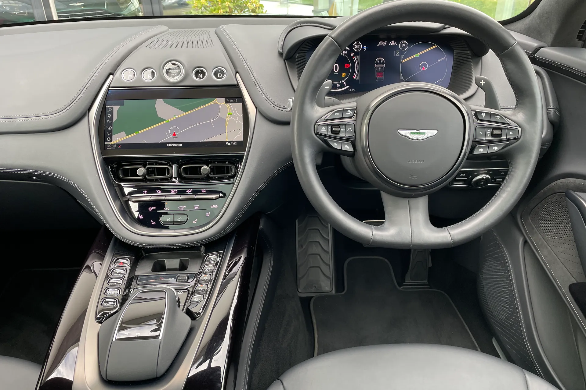 Aston Martin DBX thumbnail image number 45