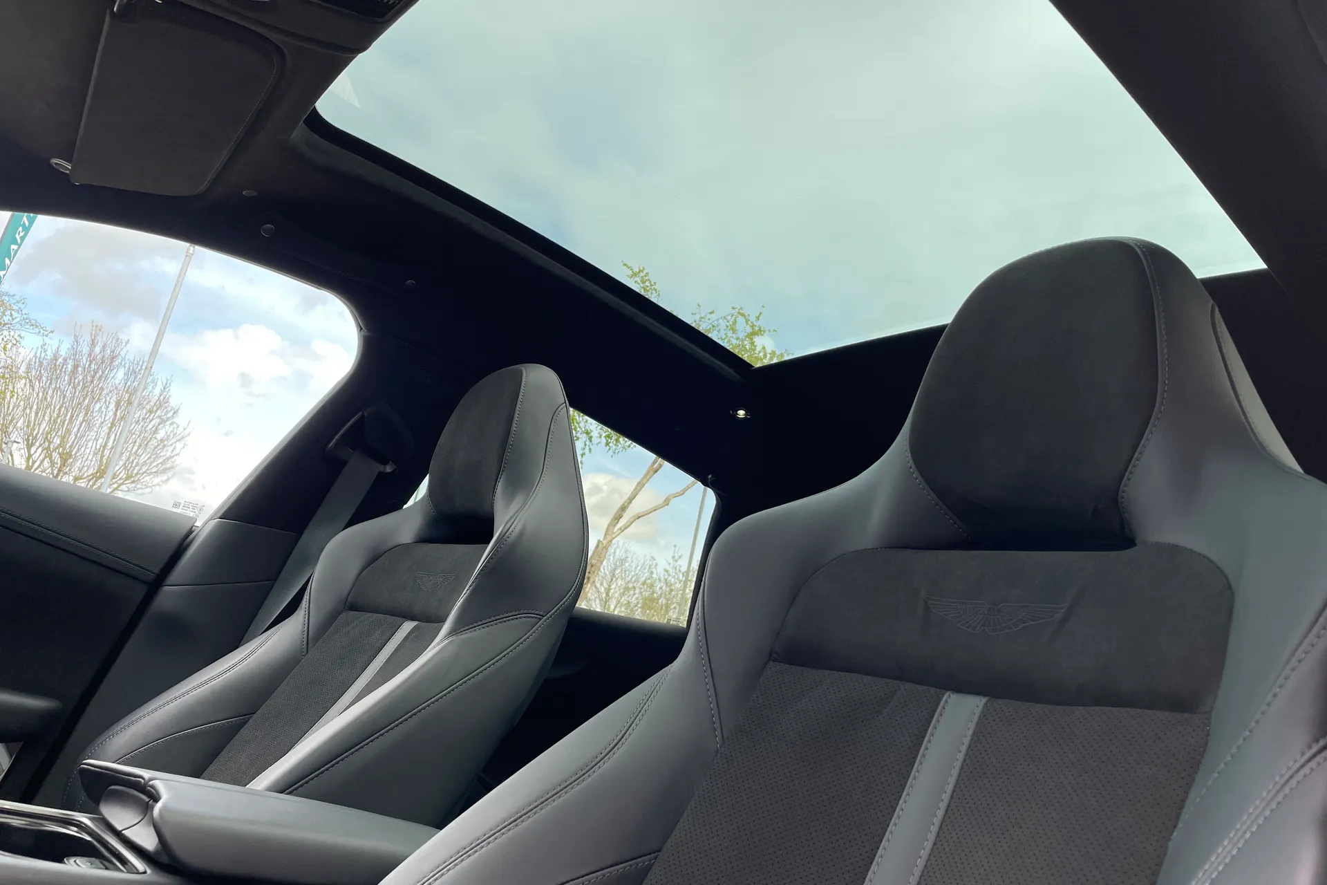 Aston Martin DBX thumbnail image number 4