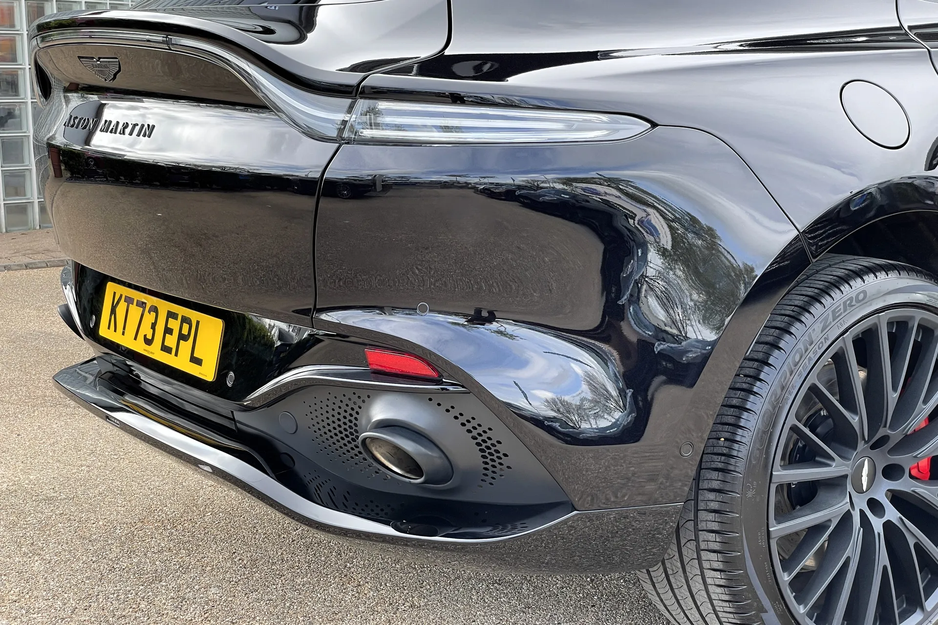 Aston Martin DBX thumbnail image number 24