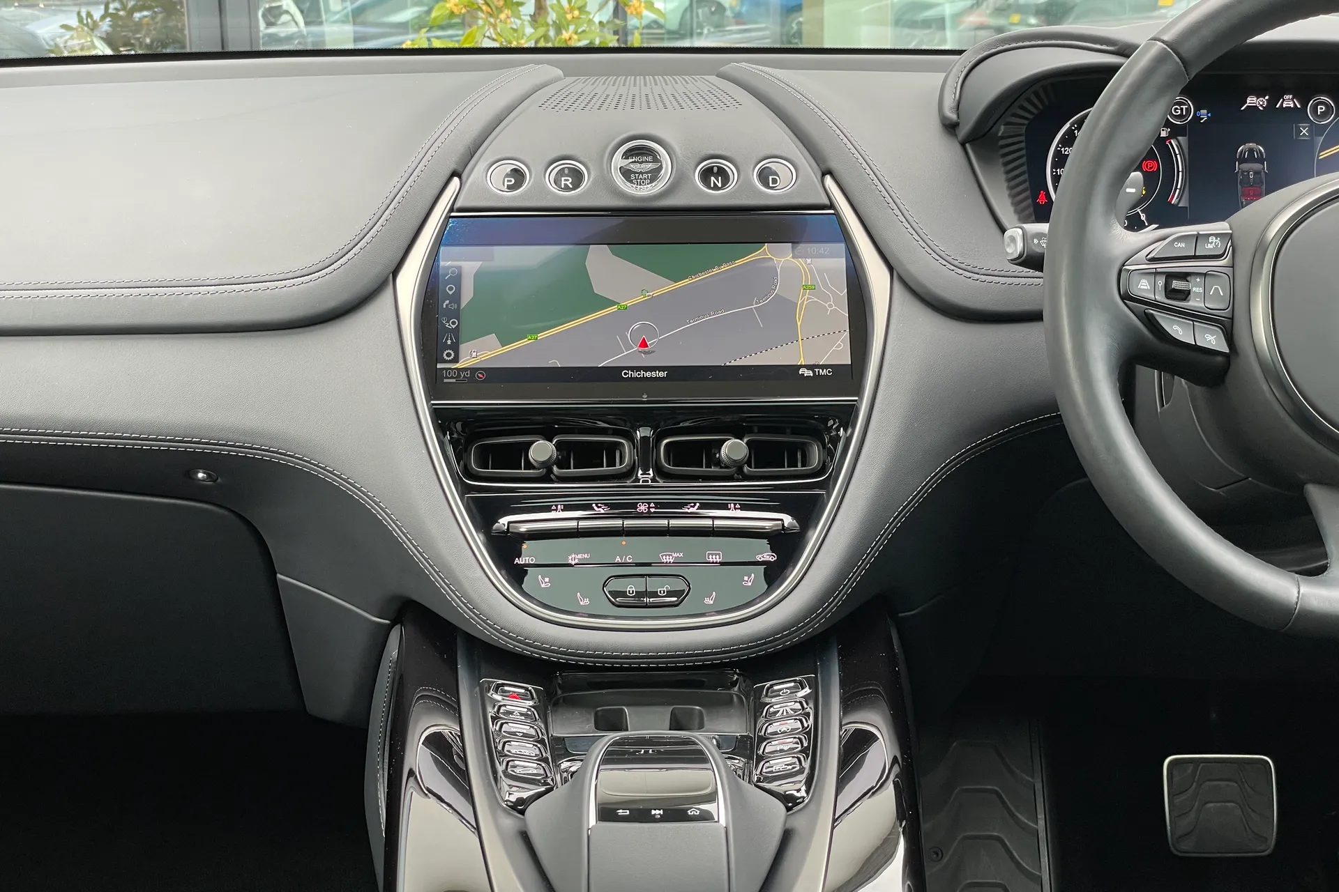Aston Martin DBX thumbnail image number 44