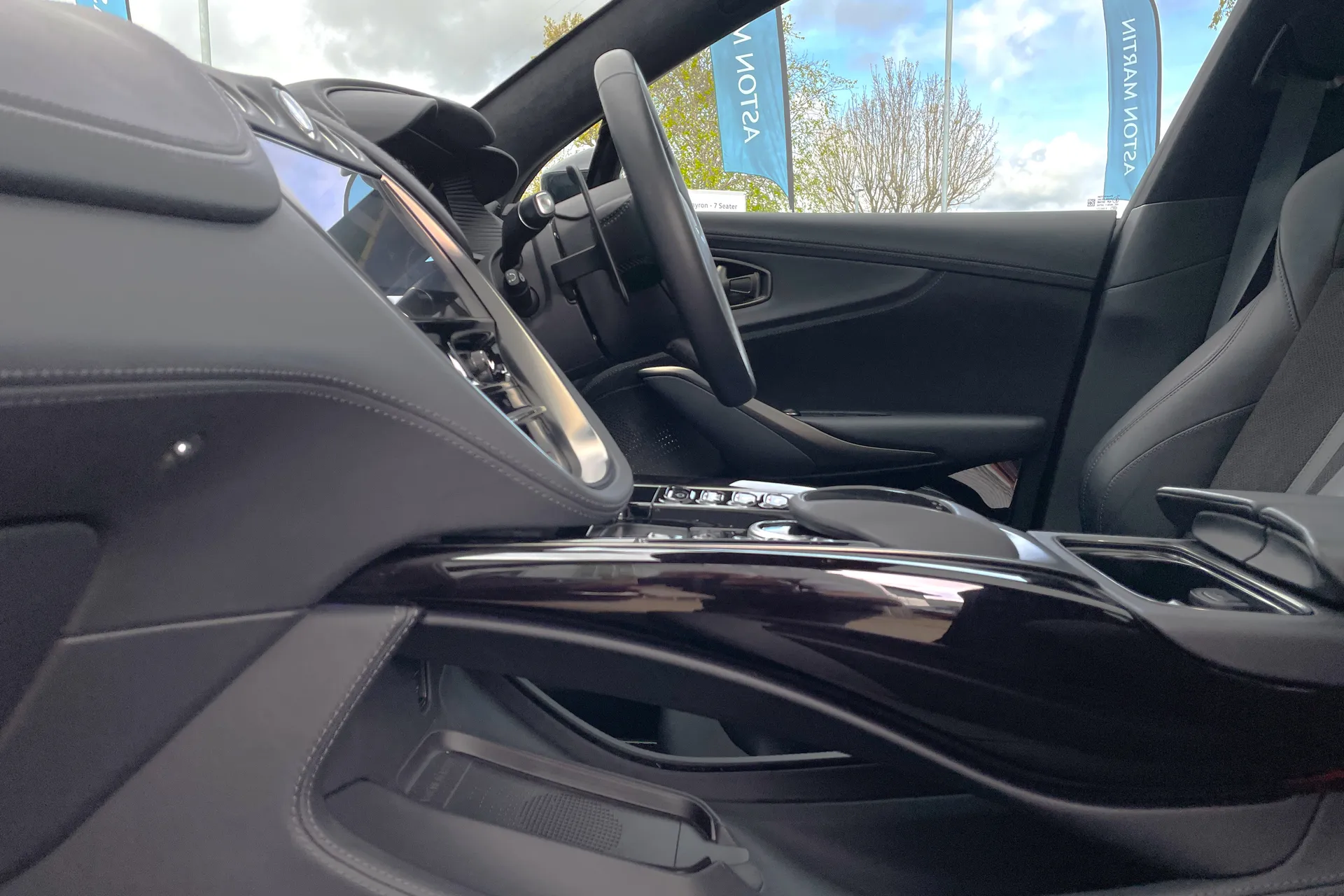 Aston Martin DBX thumbnail image number 39