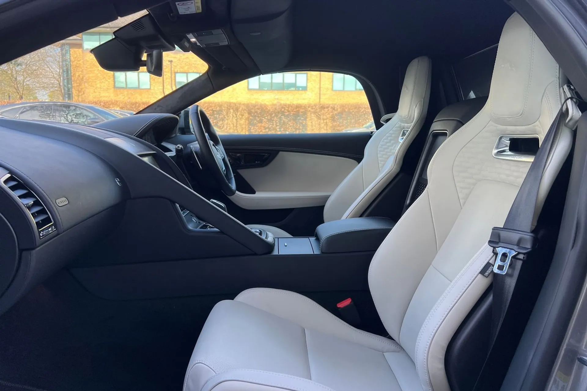 Jaguar F-TYPE thumbnail image number 42