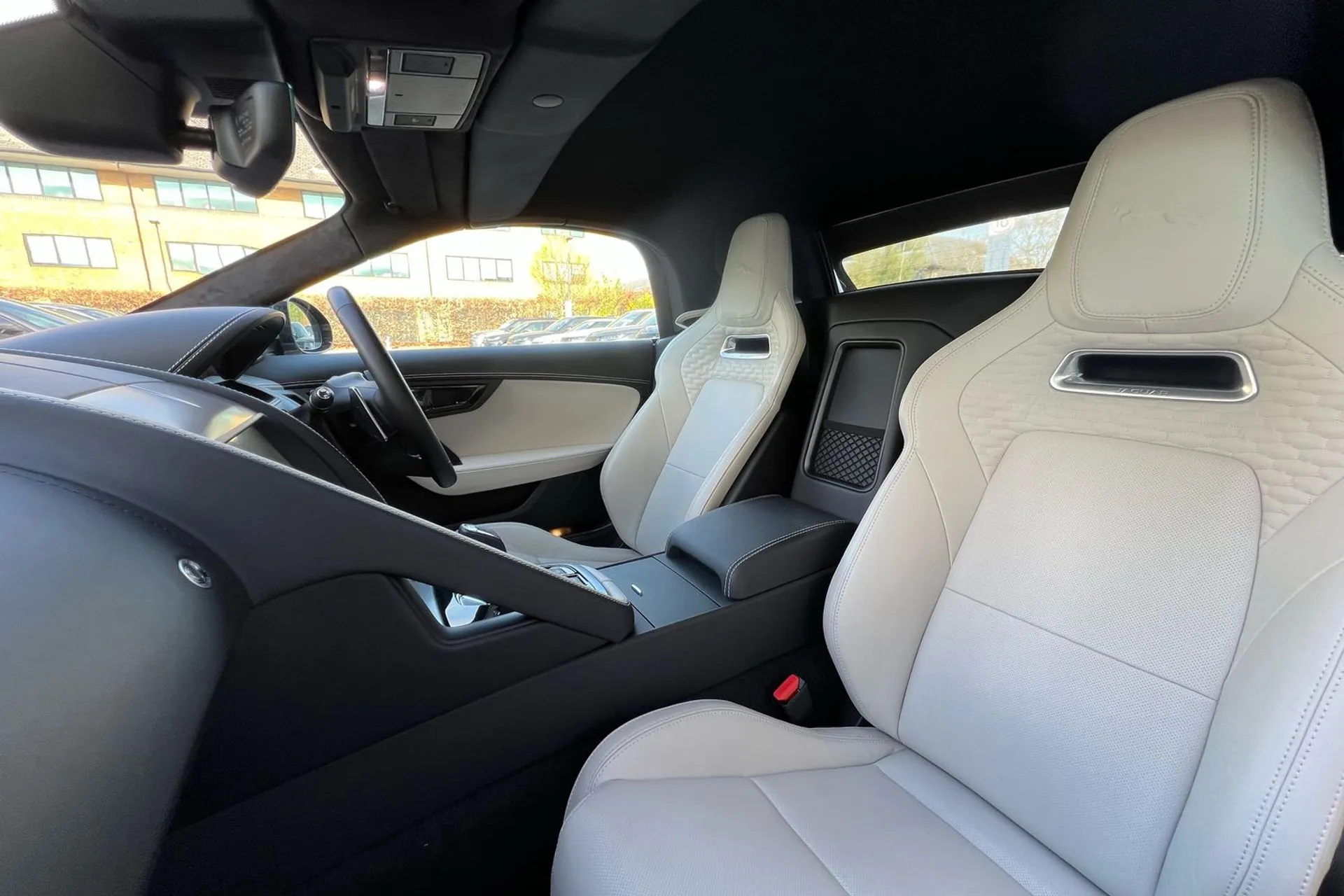 Jaguar F-TYPE thumbnail image number 38