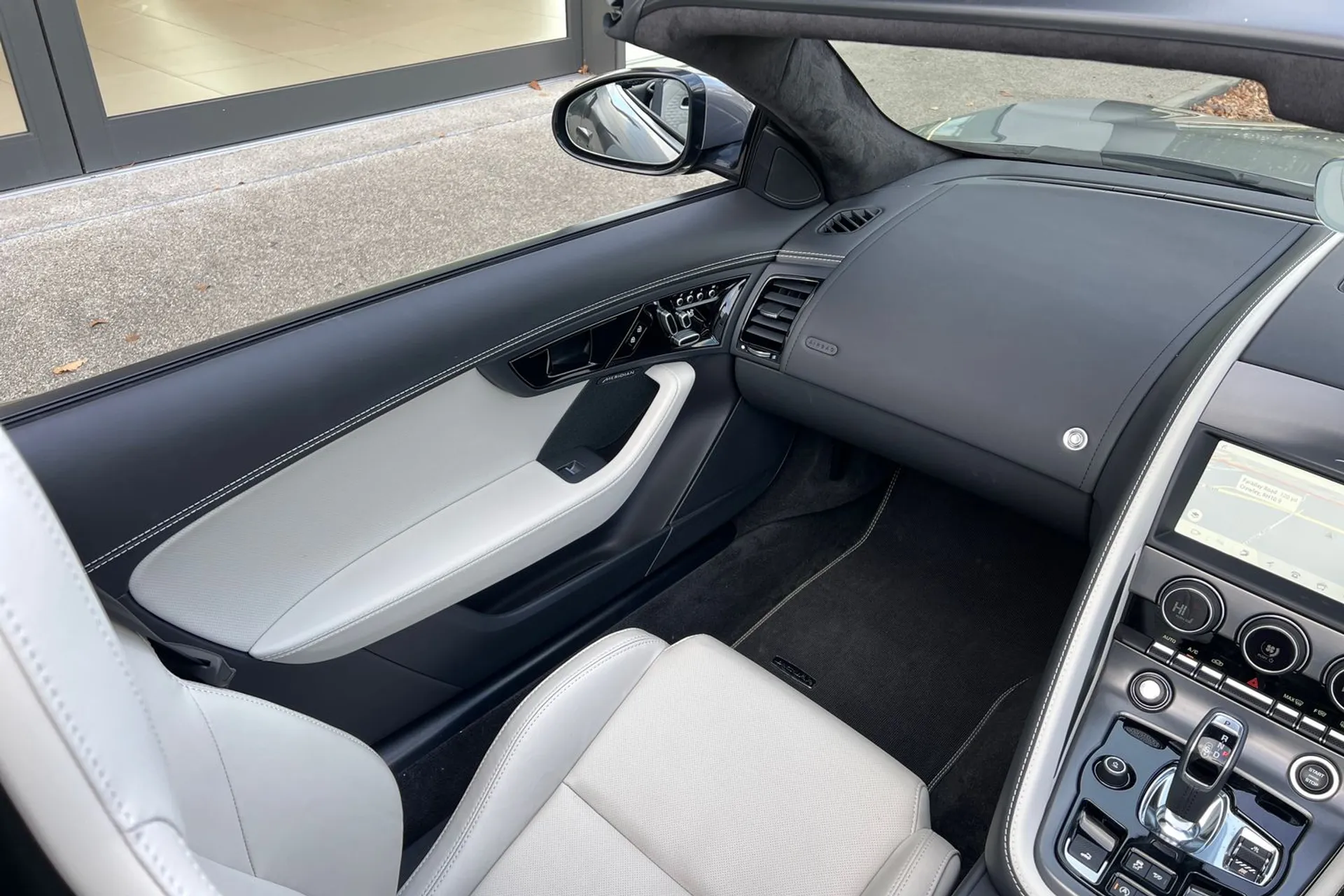 Jaguar F-TYPE thumbnail image number 30