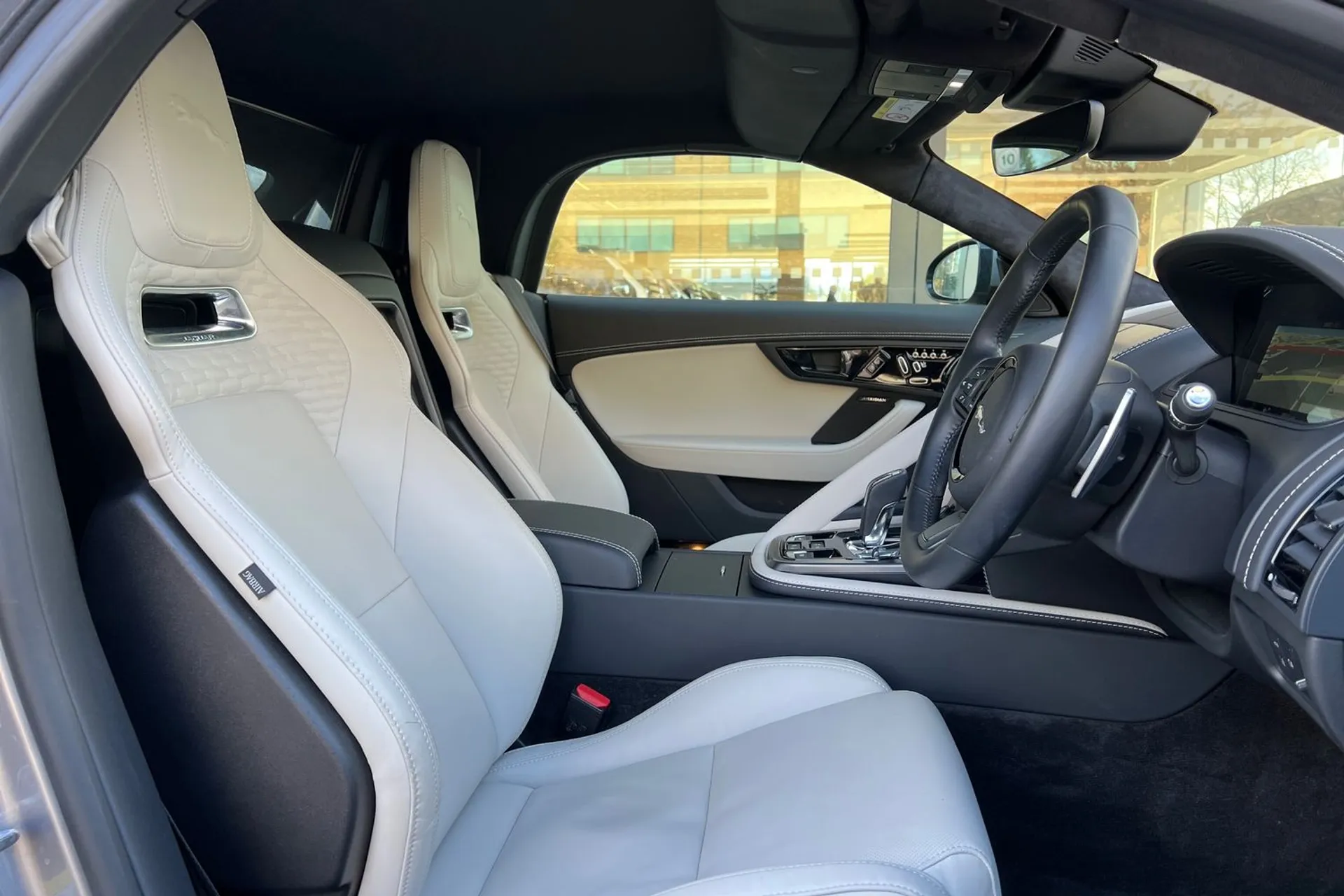 Jaguar F-TYPE thumbnail image number 39