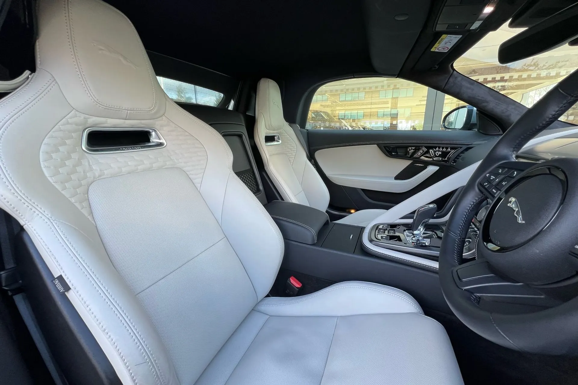 Jaguar F-TYPE thumbnail image number 43
