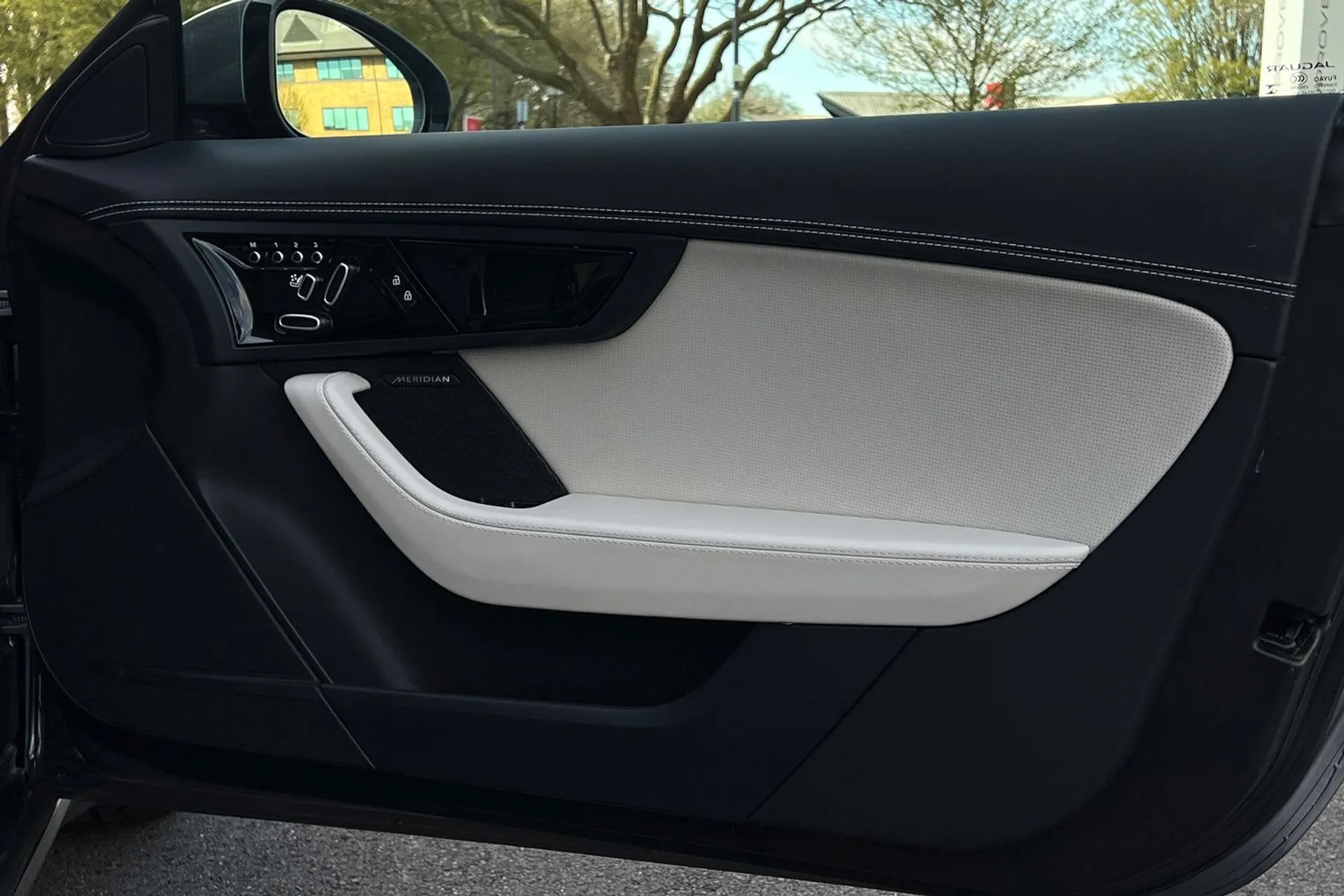 Jaguar F-TYPE thumbnail image number 55
