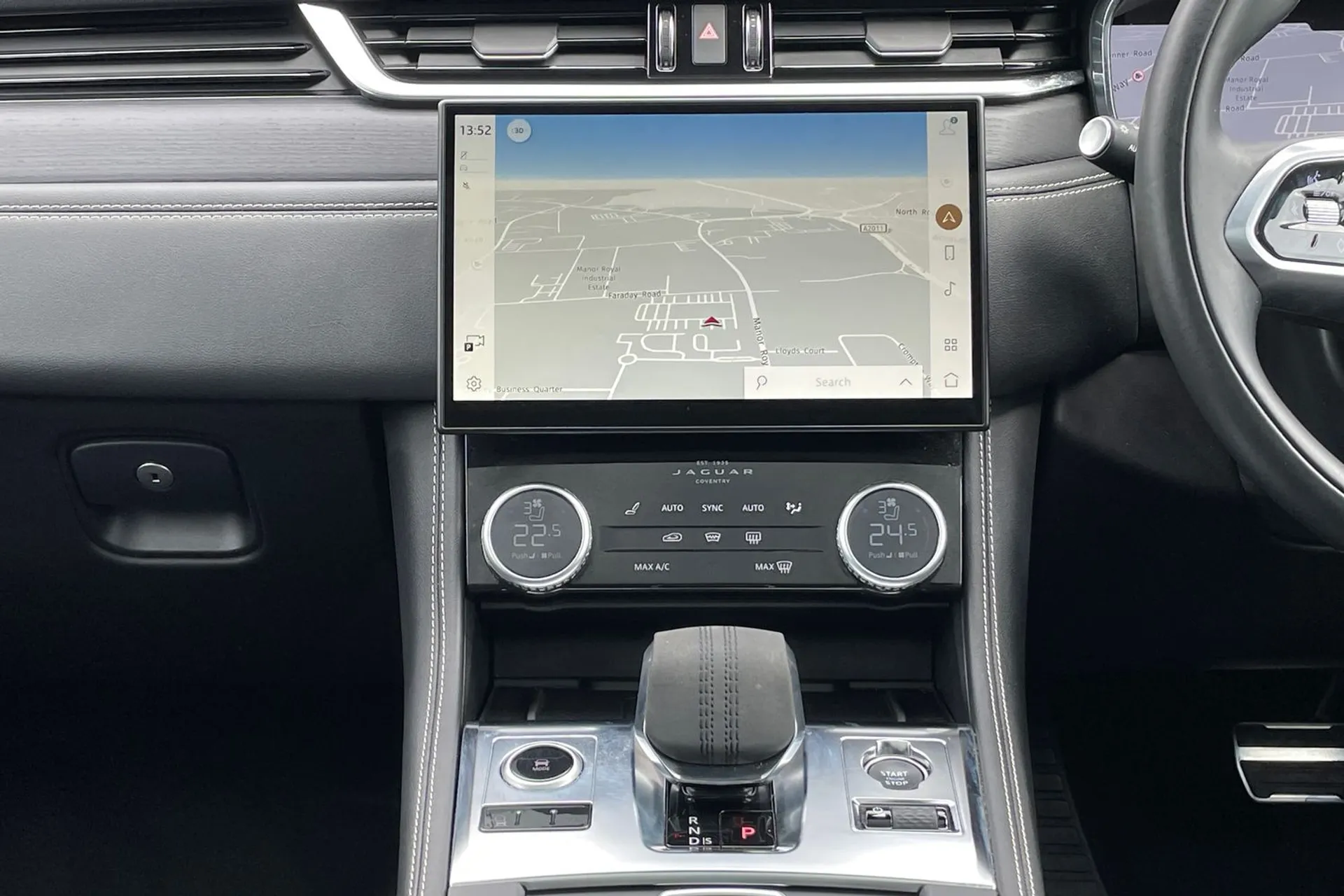 Jaguar F-PACE thumbnail image number 16