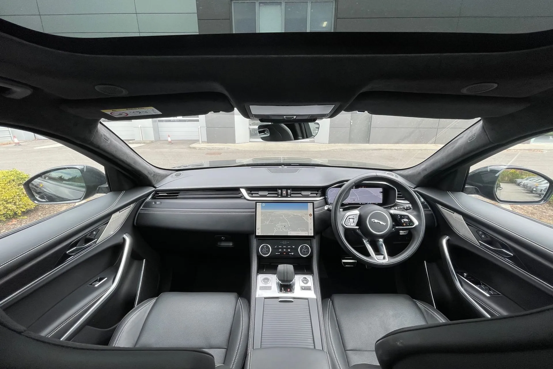 Jaguar F-PACE thumbnail image number 3